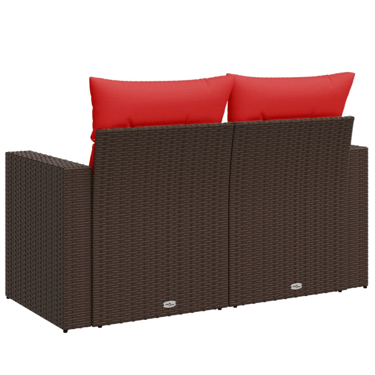 Ein braunes Outdoor-Sofa aus Korbgeflecht mit roten Kissen. Zwei Kissen und ein dunkelbraunes Korbgeflecht.