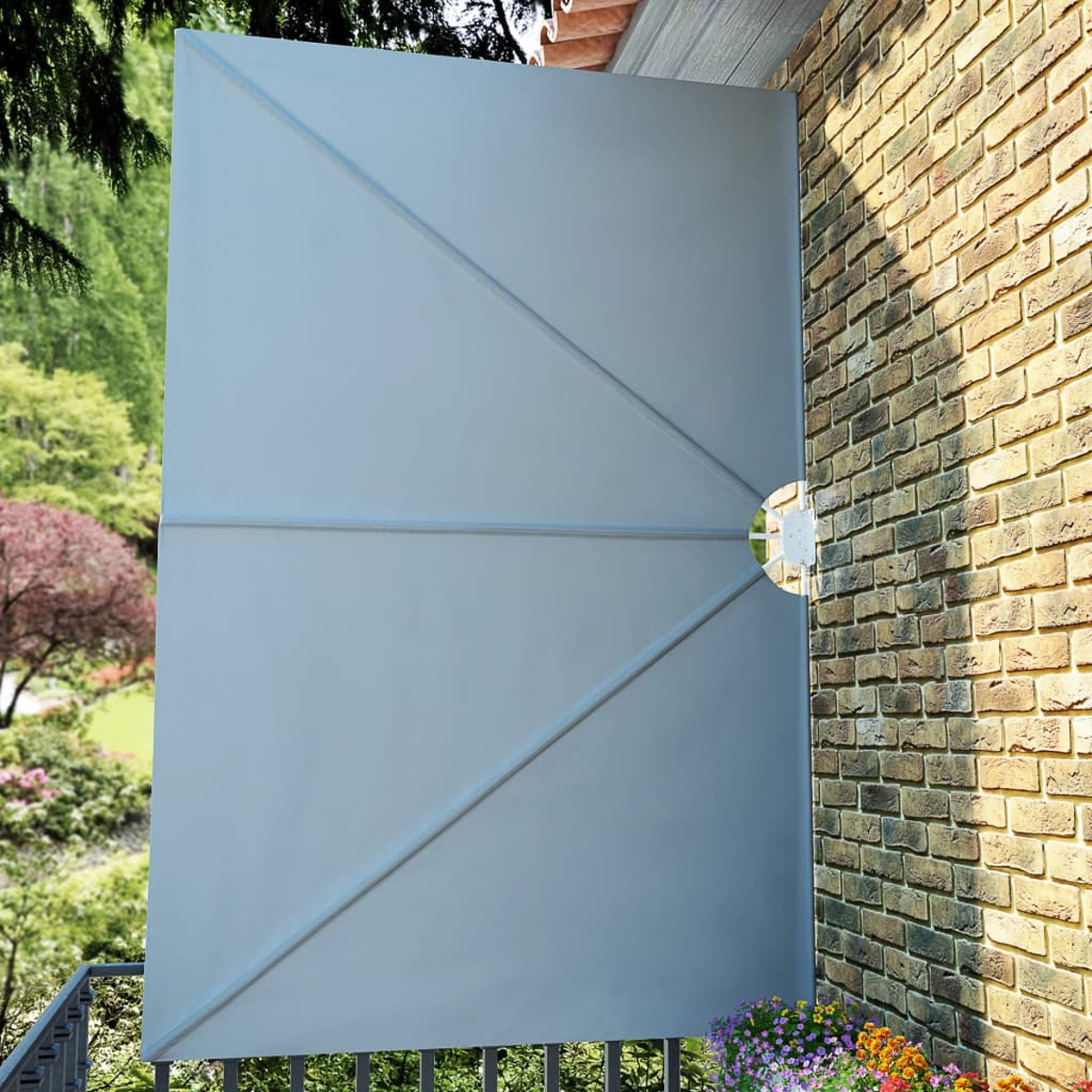 Ein graues Tor mit diagonalen Linien vor einer Backsteinmauer und grünem Hintergrund.