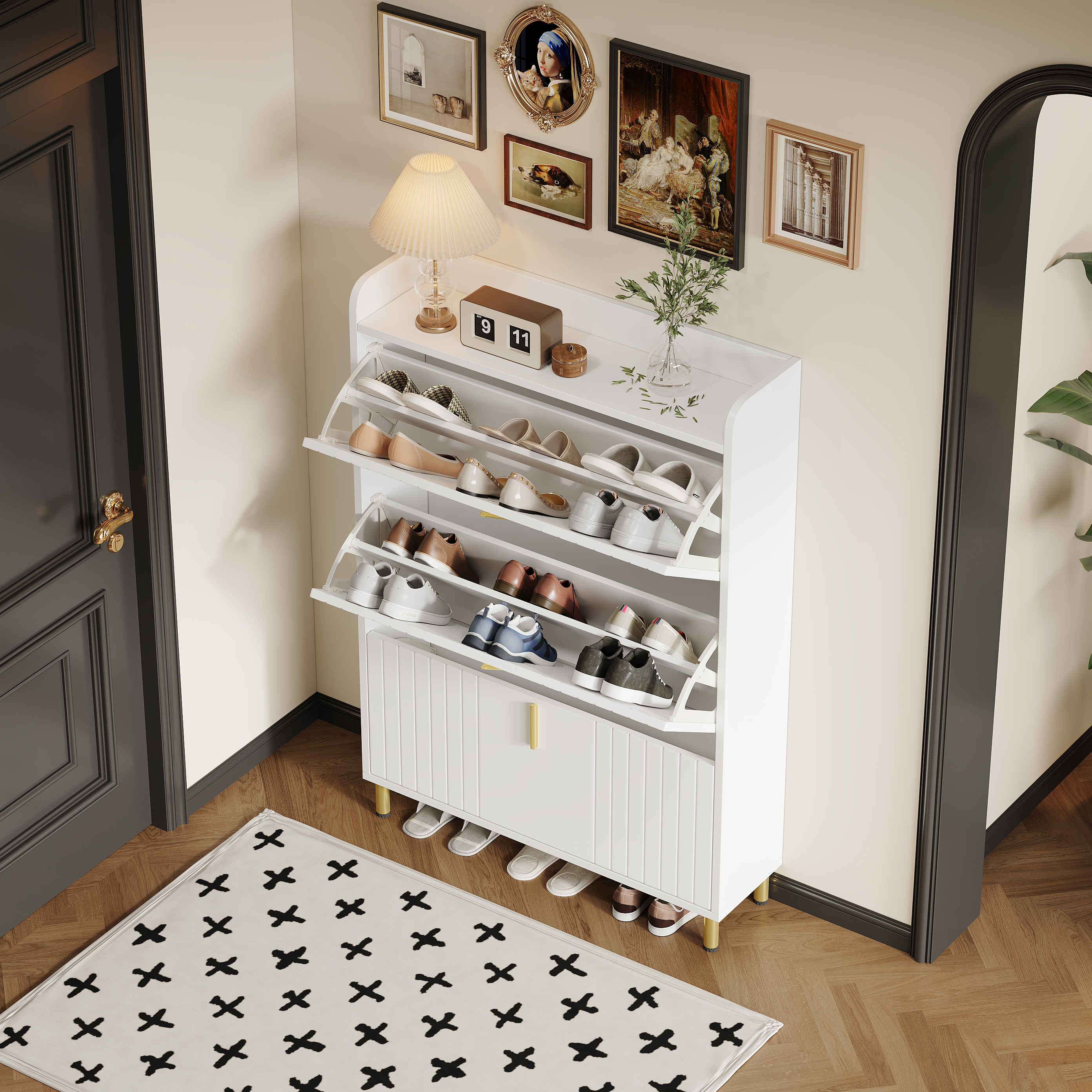 Weißer Schuhschrank mit Schuhen, einer Lampe, einer Uhr und Kunstwerken im Eingangsbereich.
