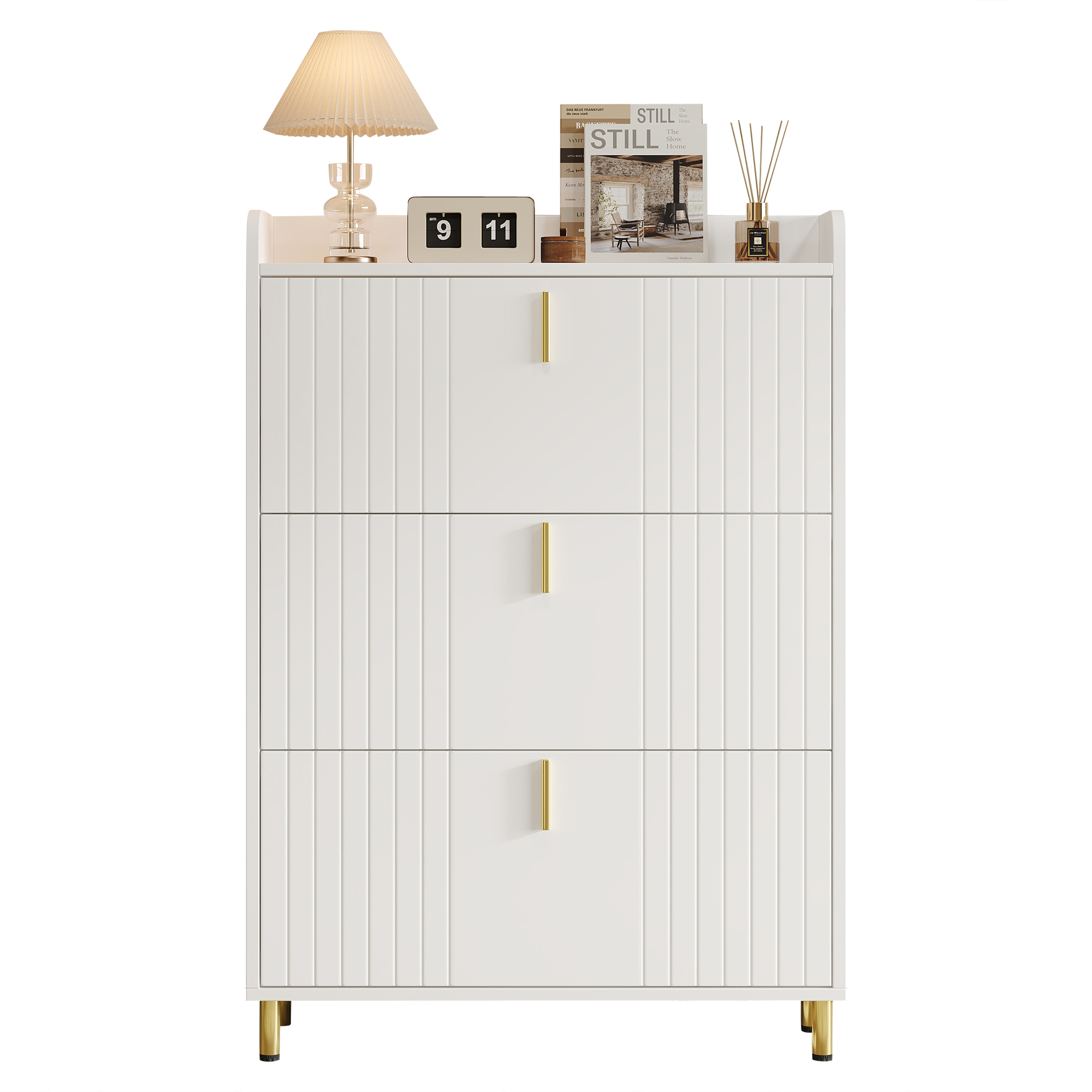 Weißer Schrank mit drei Schubladen, goldenen Griffen und einer Lampe mit Uhr oben.