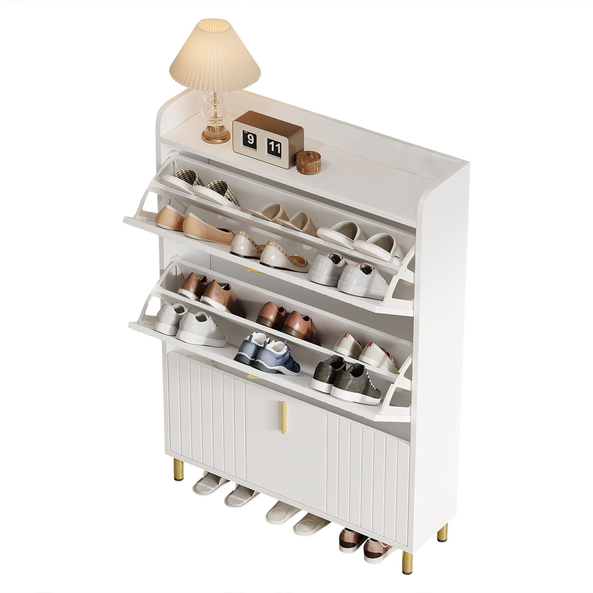 Weißer Schuhschrank mit mehreren Fächern und Schuhen, obenauf eine Lampe und eine Uhr.