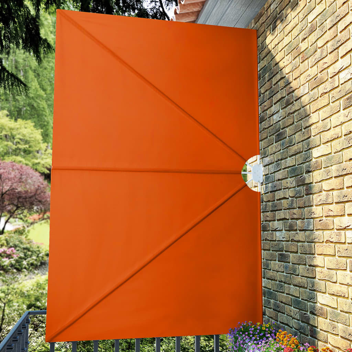 Eine orangefarbene geometrische Wand. Ein Balkon und Bäume befinden sich im Hintergrund.