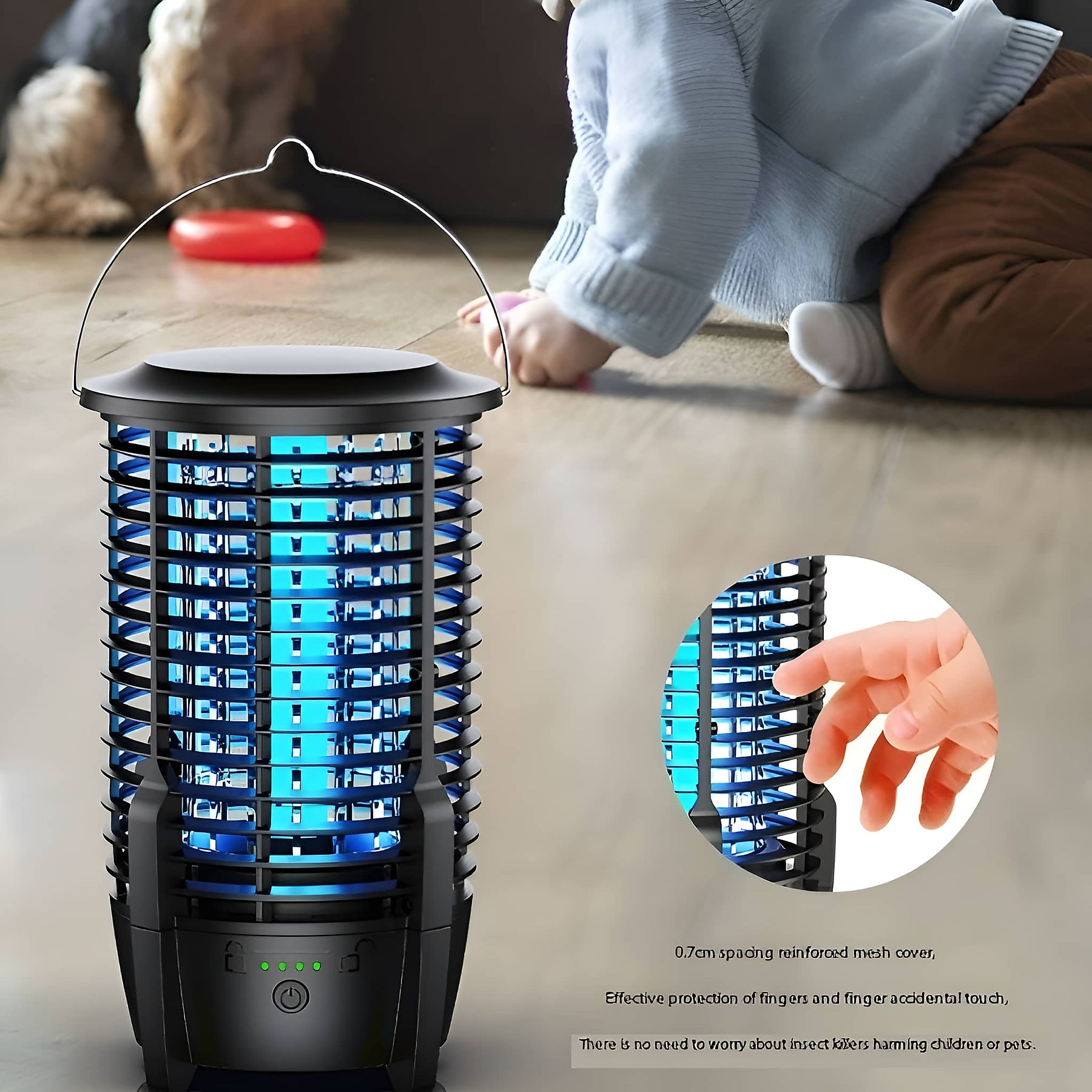 Eine schwarze Insektenvernichterlampe mit blauem Licht, eine Kinderhand ist im Vordergrund in der Nähe.