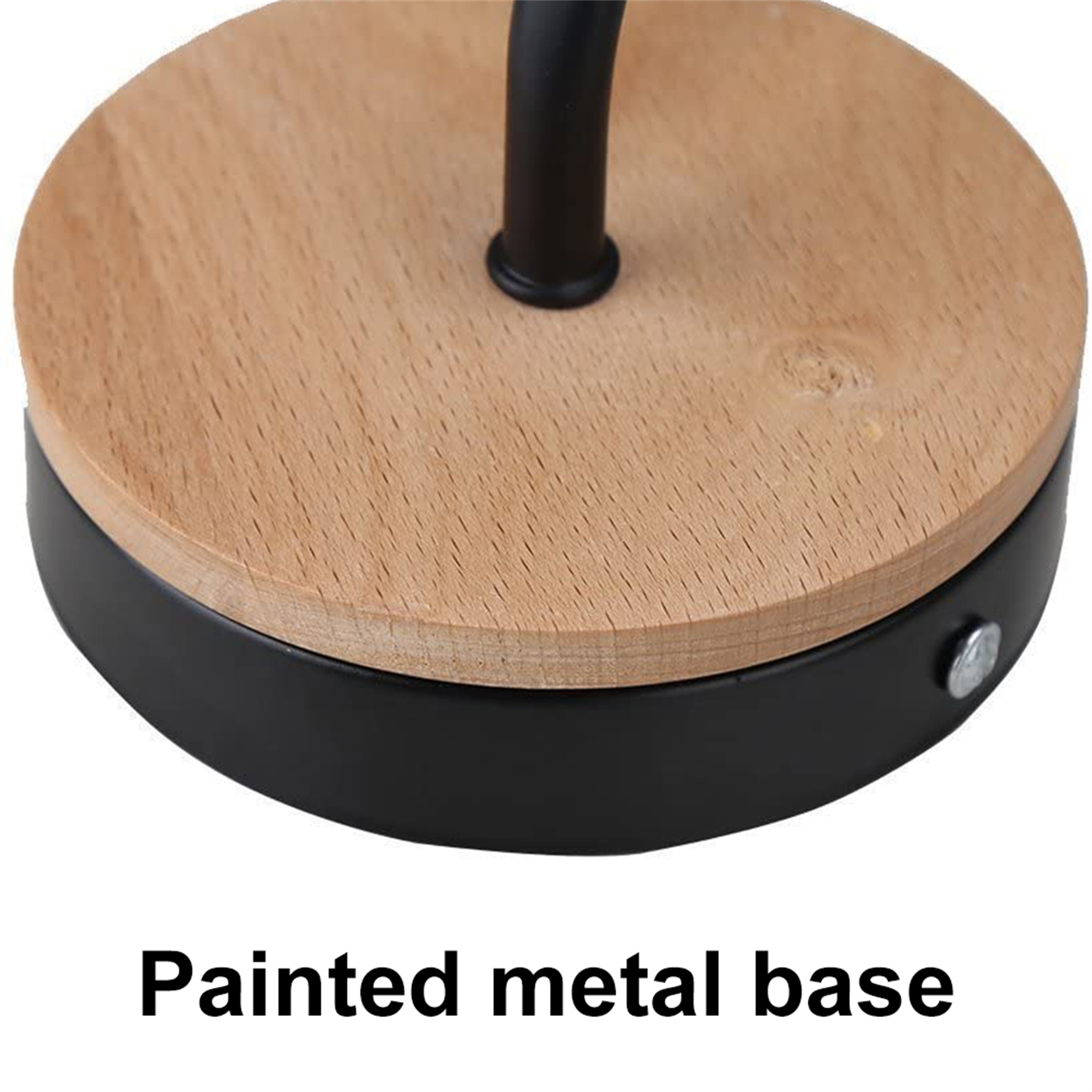 Nahaufnahme eines Holzsockels mit schwarzem Metallrand.