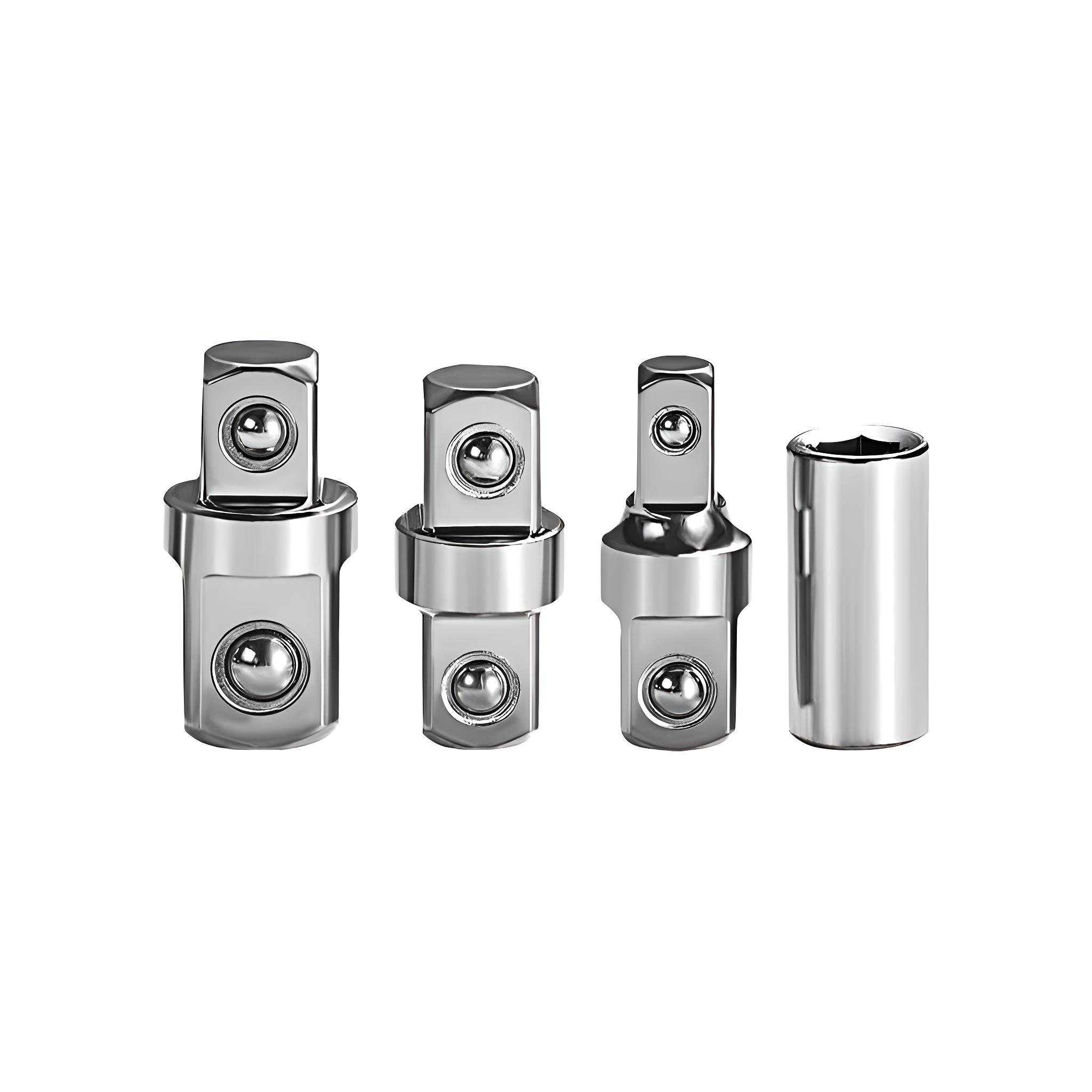 Ein Satz silberner Adapter und ein Steckschlüssel mit verschiedenen Formen und Größen, isoliert auf weißem Hintergrund.
