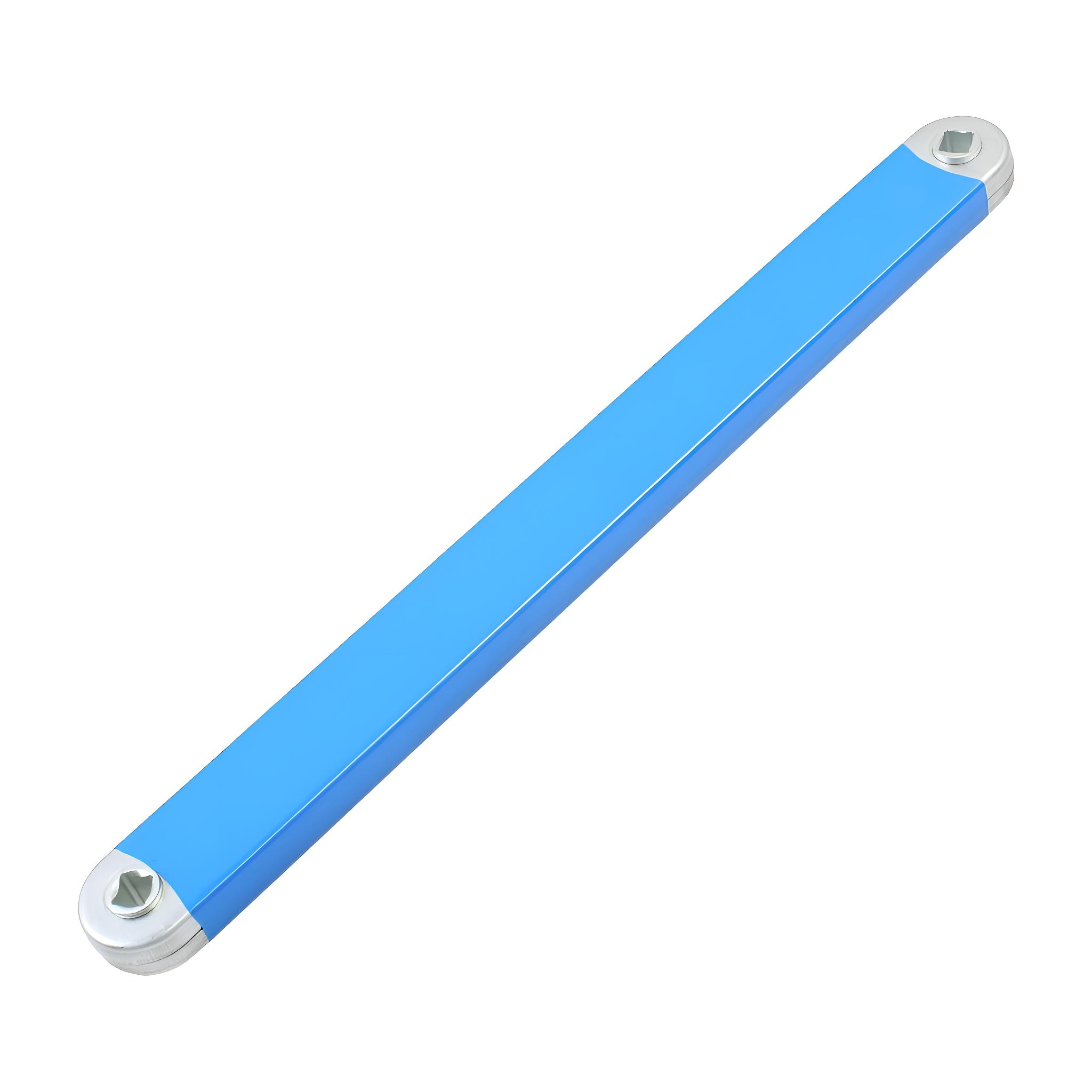 Ein blauer Metallstab mit einem silbernen Beschlag an jedem Ende, isoliert auf weißem Hintergrund. Der Stab ist ein Rechteck.