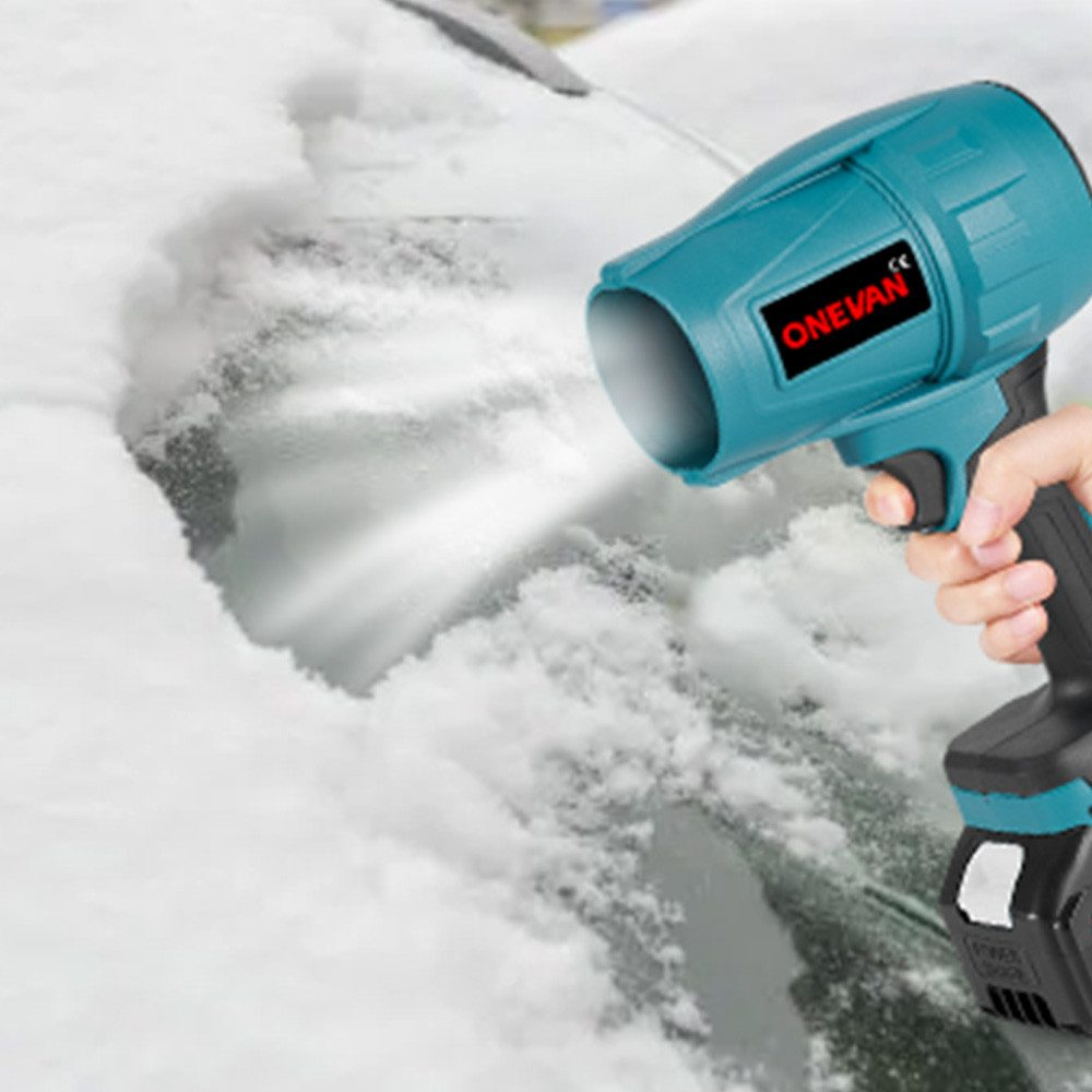 Ein türkisblaues ONEVAN-Gebläse wird verwendet, um Schnee von einer Oberfläche zu entfernen. Das Gebläse wird von einer Hand gehalten.