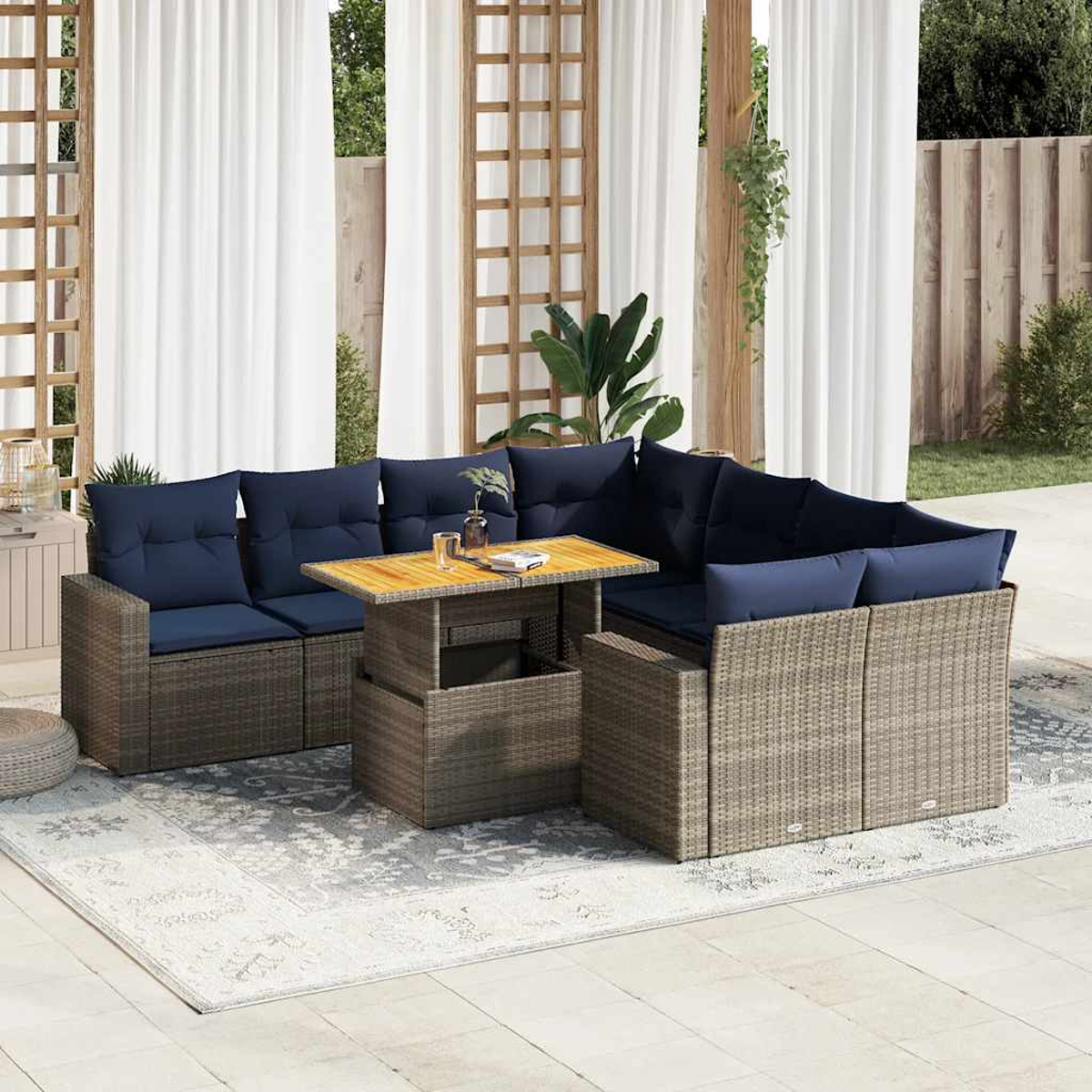 Outdoor-Ecksofa mit blauen Kissen und einem Holztisch auf einer Terrasse, sonniger Tag.