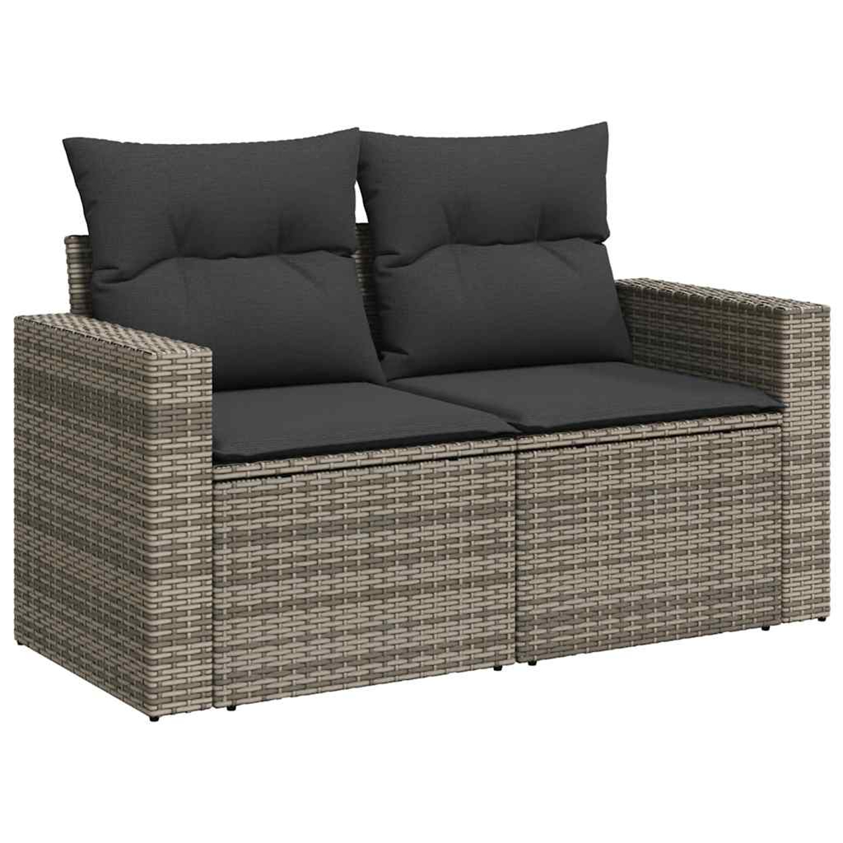 Ein Zweisitzer-Sofa mit grauem Rattan und dunkelgrauen Kissen. Das Sofa steht vor einem weißen Hintergrund.