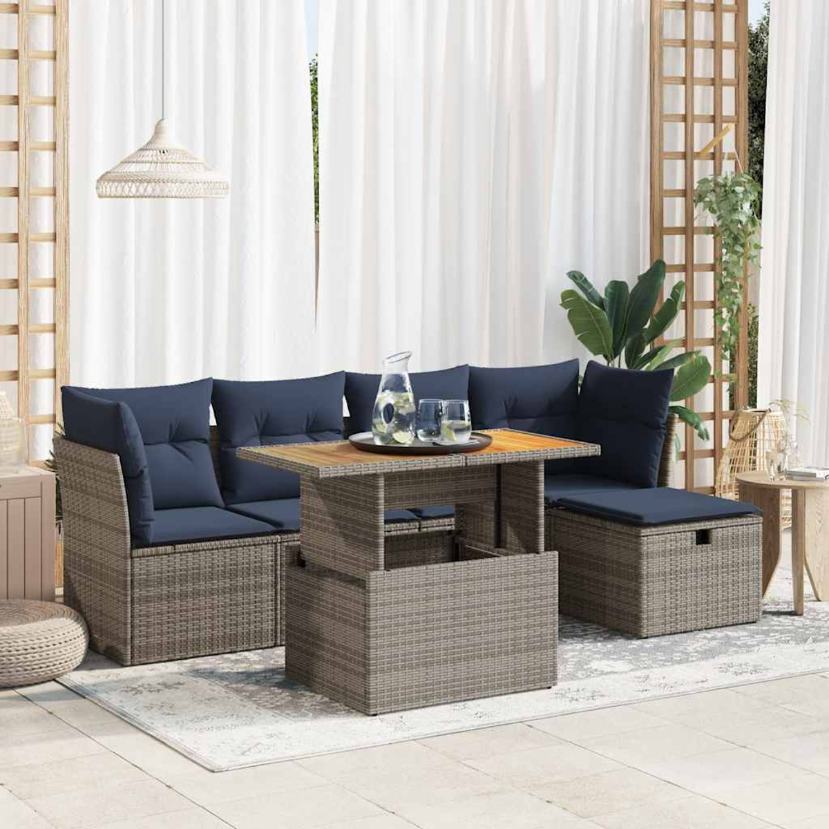 Graues Ecksofa mit marineblauen Kissen und einem Couchtisch mit Hubfunktion, im Freien.