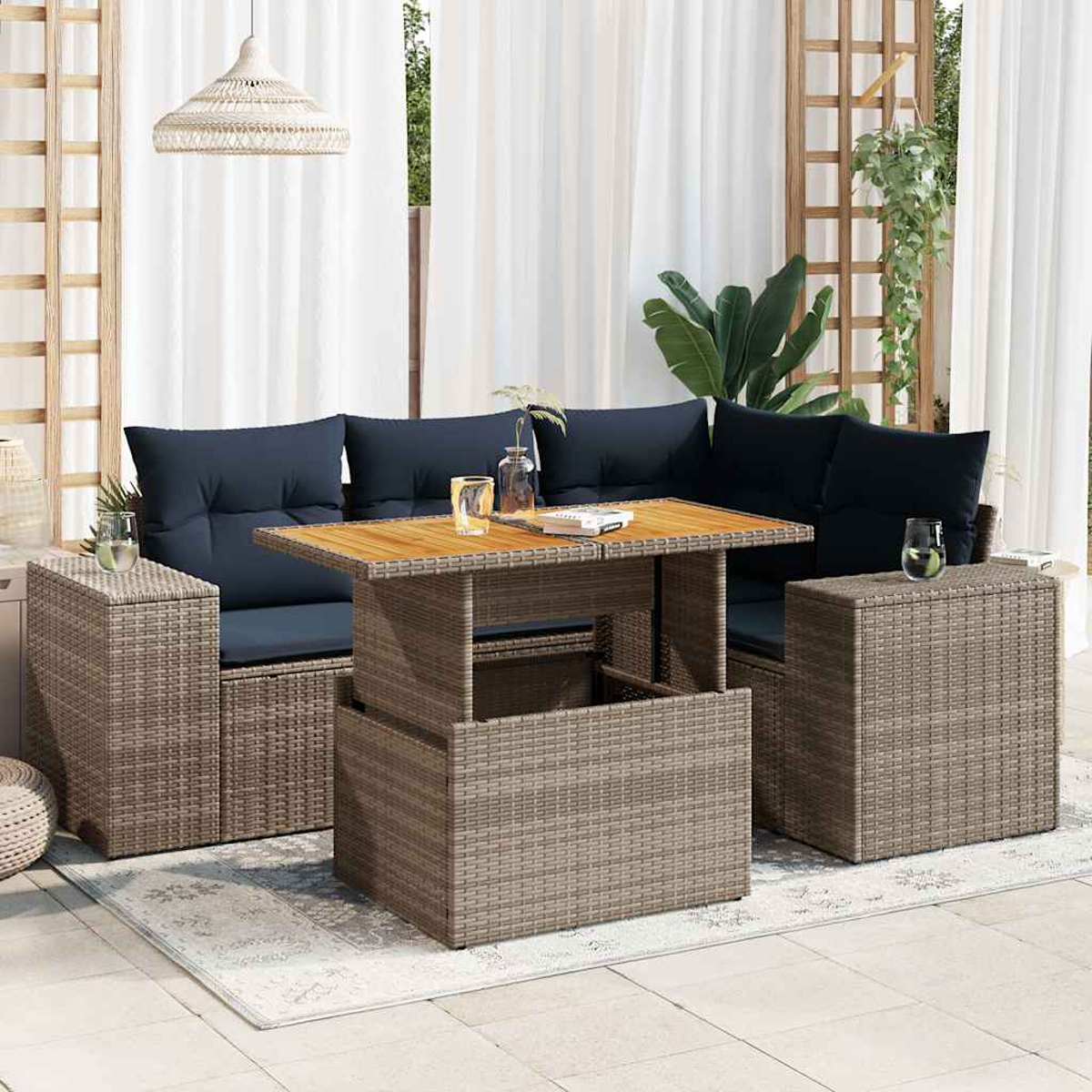 Outdoor-Möbelset aus Korbgeflecht mit blauen Kissen und einem Tisch. Hellbraunes Sofa und Tisch mit blauen Kissen.