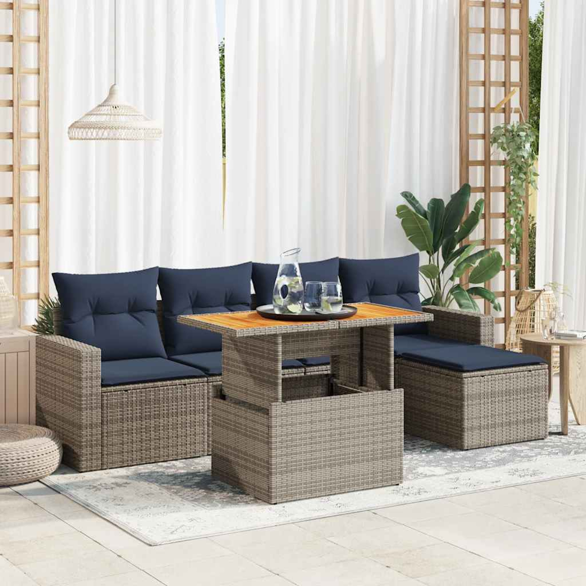 Ein Outdoor-Terrassenset mit einem Tisch mit Hubfunktion, Sofa und Hocker, komplett mit Kissen und Dekorationen.