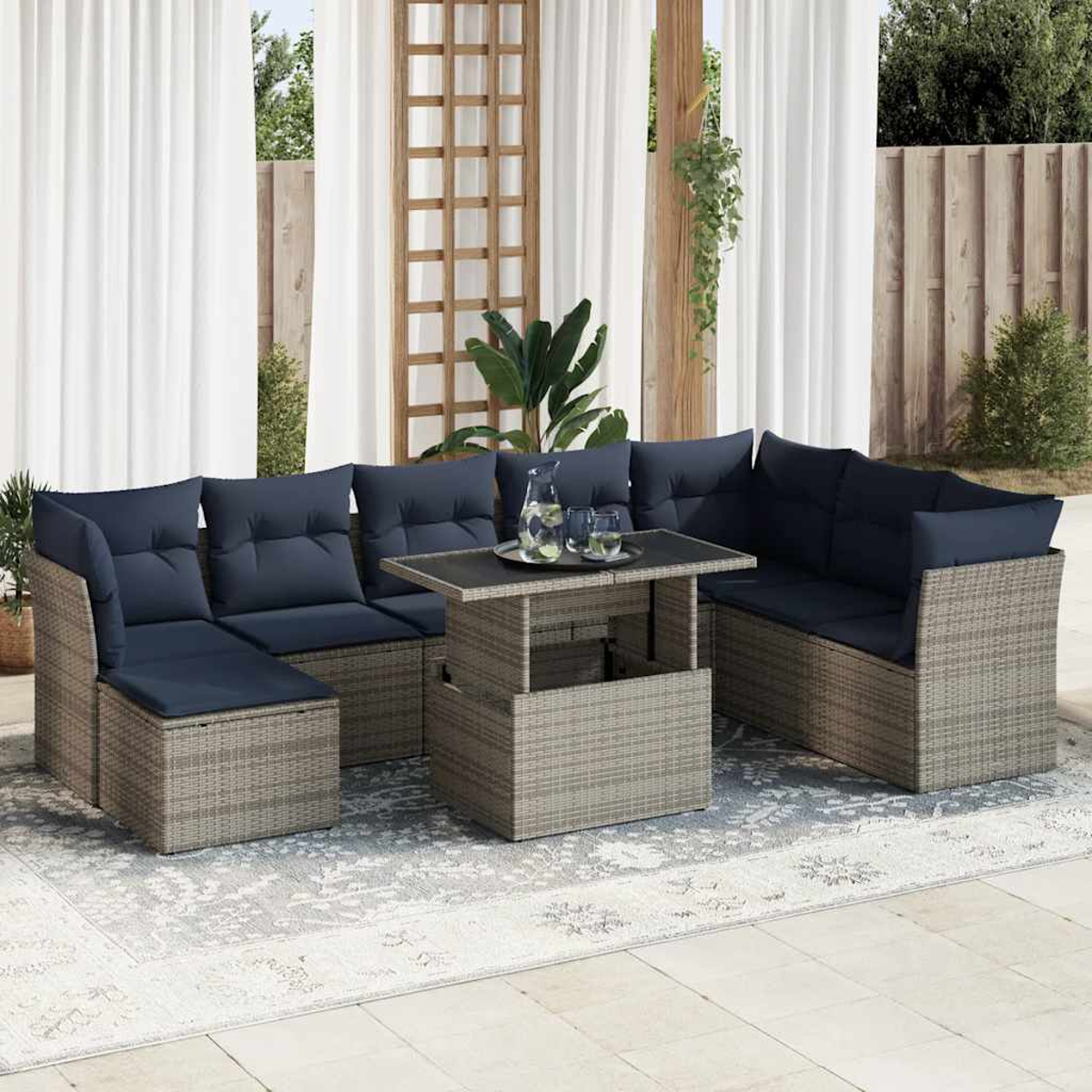 Outdoor-Ecksofa mit blauen Kissen und einem Hubtisch auf einem Teppich. Outdoor-Terrasseneinstellung.