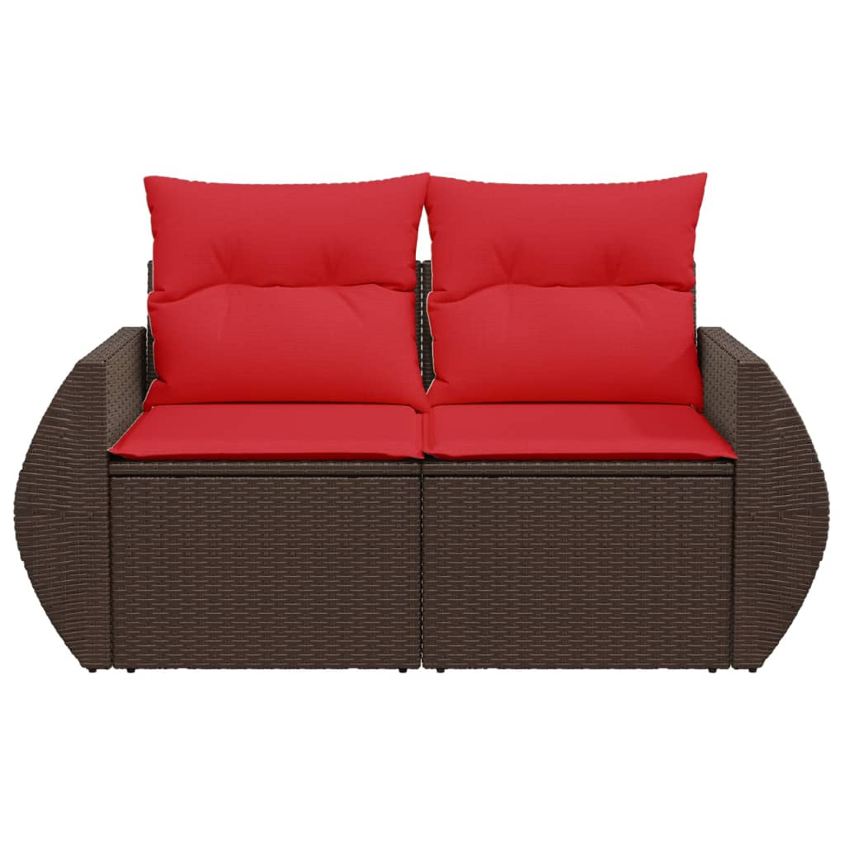 Braunes Rattan-Liebessofa mit roten Kissen. Es hat ein abgerundetes Design und steht auf weißem Hintergrund.