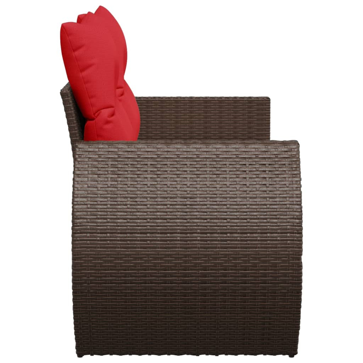 Seitenansicht eines braunen Rattan-Stuhls mit rotem Kissen auf Sitz und Rücken. Gewebtes Design.