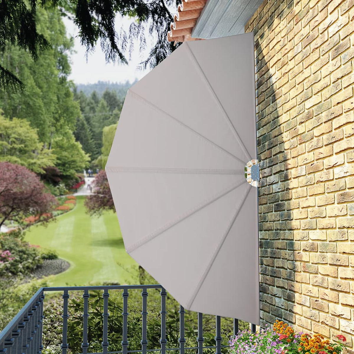 Beigefarbener Sonnenschirm an einer Backsteinmauer, mit Garten und Balkon sichtbar.