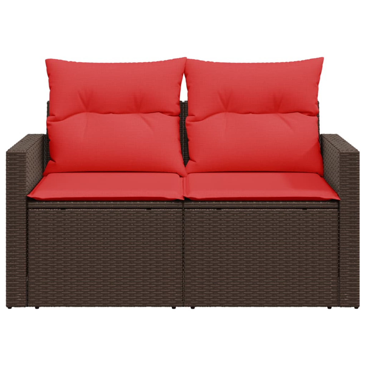 Ein zweisitziges braunes Korbmöbel-Sofa mit roten Kissen. Das Sofa ist nach vorne gerichtet und gut beleuchtet.