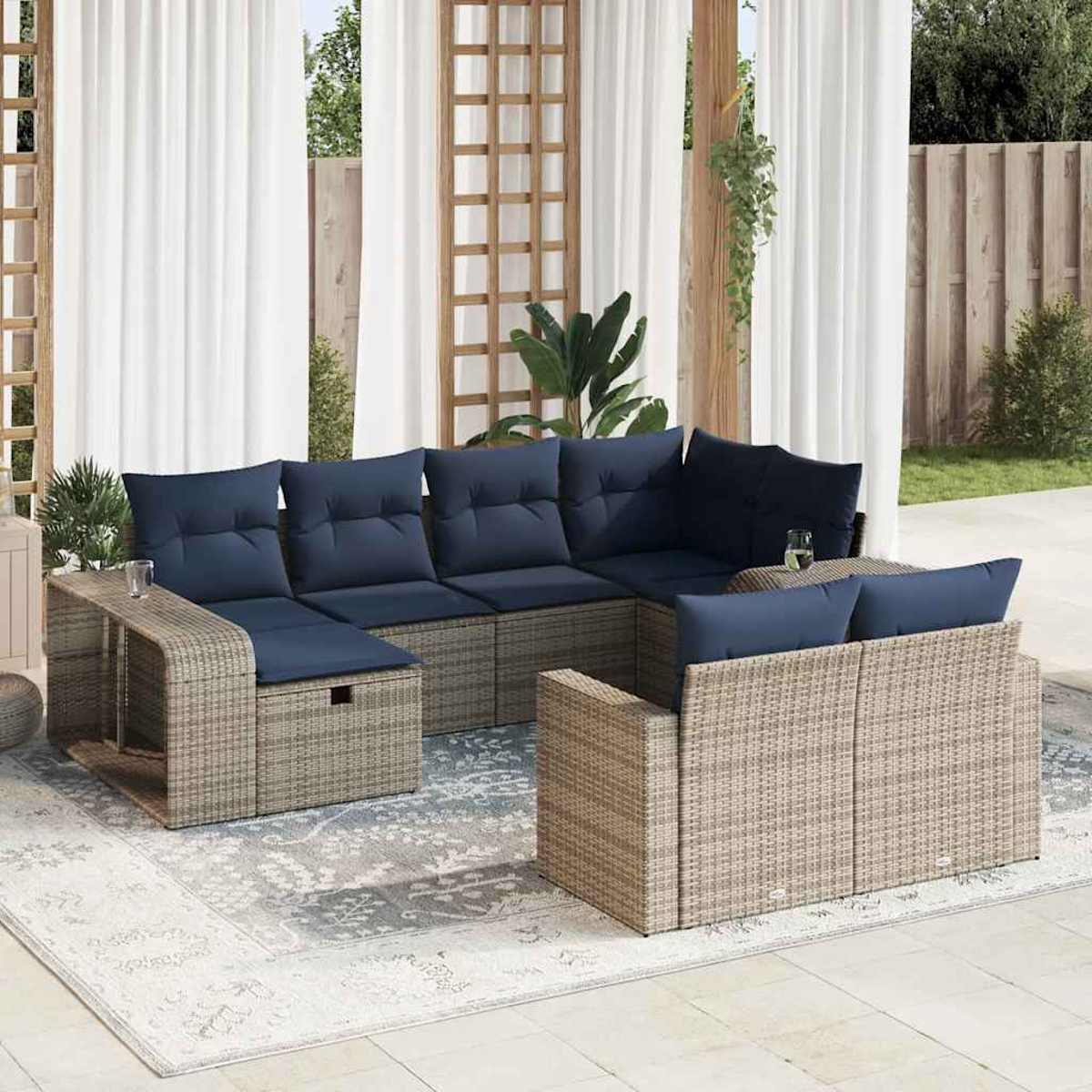 Outdoor-Korb-Möbelset mit blauen Kissen. Es umfasst ein Ecksofa und einen Tisch. Hellbeige Farbe.