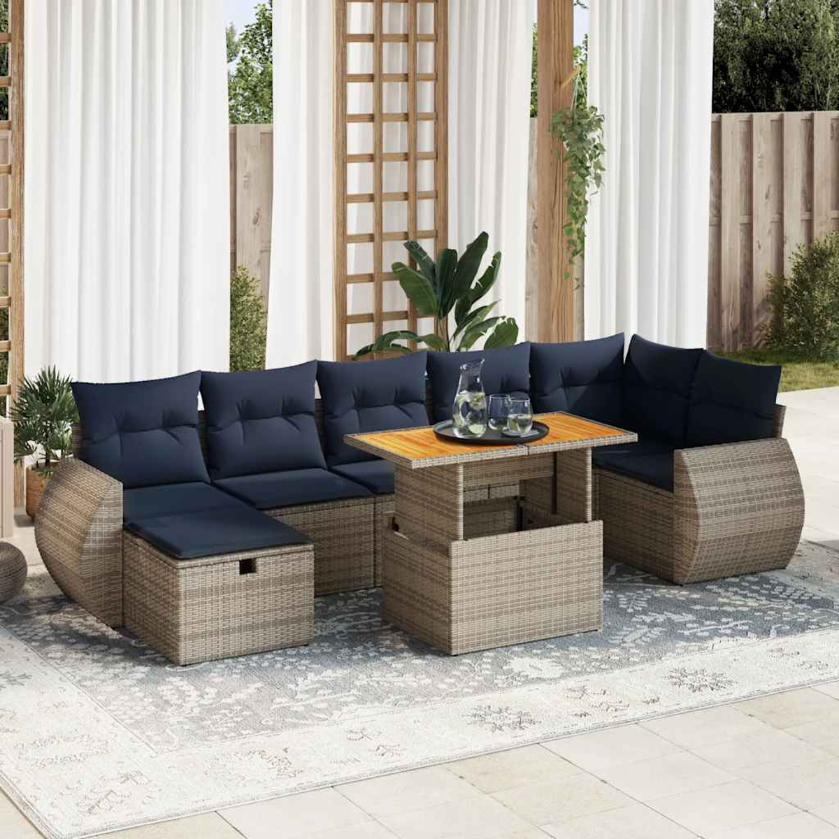 Graues Korbstoffsofa mit blauen Kissen und Holztisch auf Terrasse.