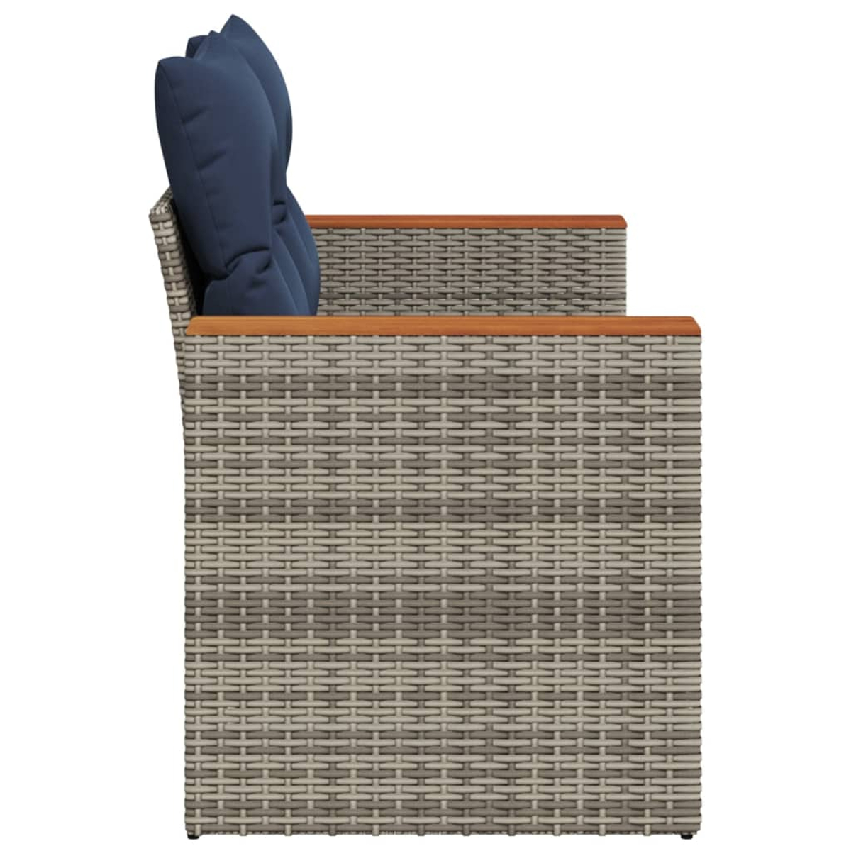 Seitenansicht eines Outdoor-Sofas mit blauen Kissen und Holzarmlehnen. Korbgeflecht-Design.