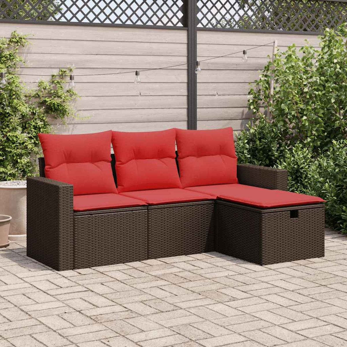 L-förmiges Outdoor-Sofa mit roten Kissen und dunkelbraunem Korbgeflecht. Auf einer Terrasse mit Pflanzen.
