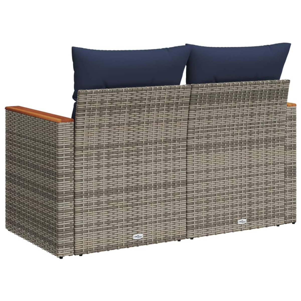 Rückansicht eines grauen Rattan-Sofas mit blauen Kissen und Holzarmlehnen.