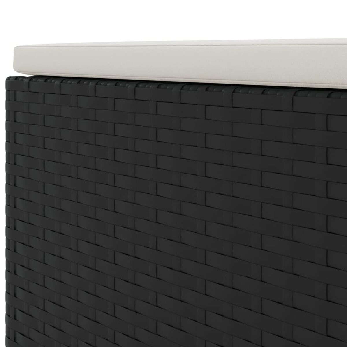 Nahaufnahme von schwarzem Rattanmaterial mit einem cremefarbenen Kissen.