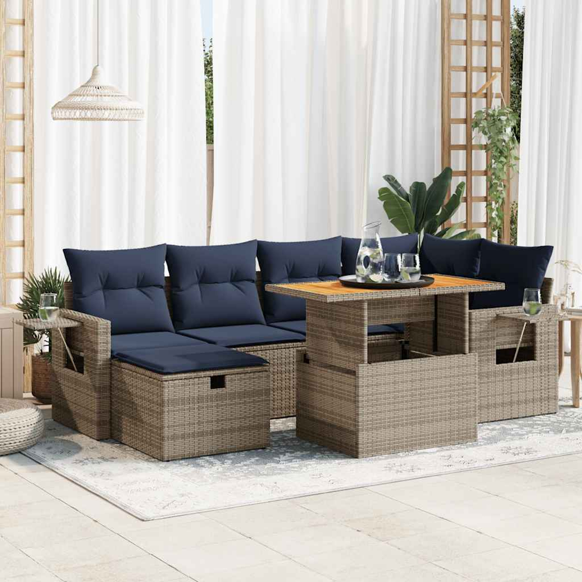 Un entorno al aire libre con un sofá seccional de mimbre, una mesa y sillas, con cojines azules.