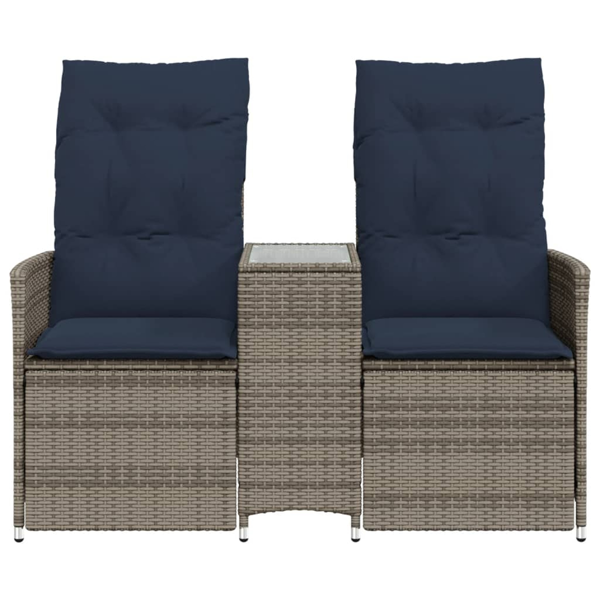 Zwei graue Rattan-Stühle mit marineblauen Kissen und einem kleinen Tisch dazwischen, vor weißem Hintergrund.