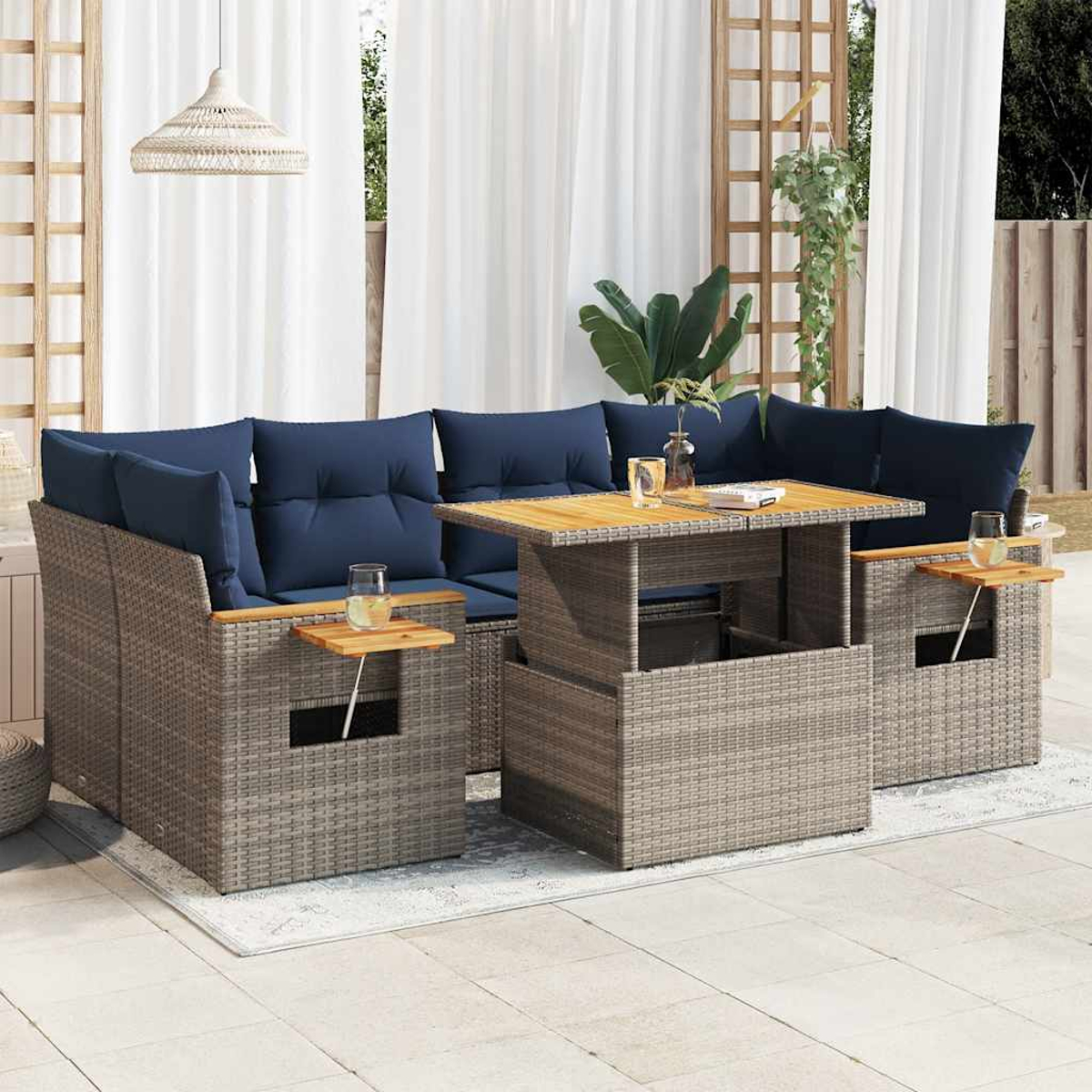 Terrassenset mit grauem Korbgeflecht und blauen Kissen. Es umfasst einen Tisch, Sofa und Stühle, mit Getränken.
