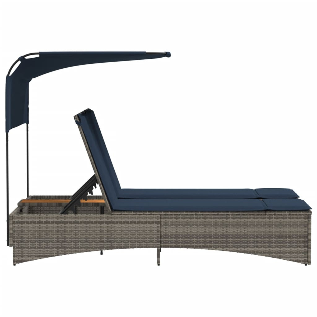 Una chaise longue con schienale regolabile e tendina. Vimini grigio con cuscino blu navy.