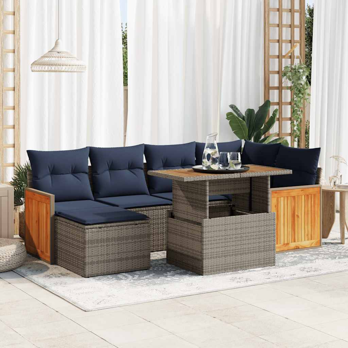 Outdoor-Ecksofa mit blauen Kissen, einem Tisch und einem Teppich.