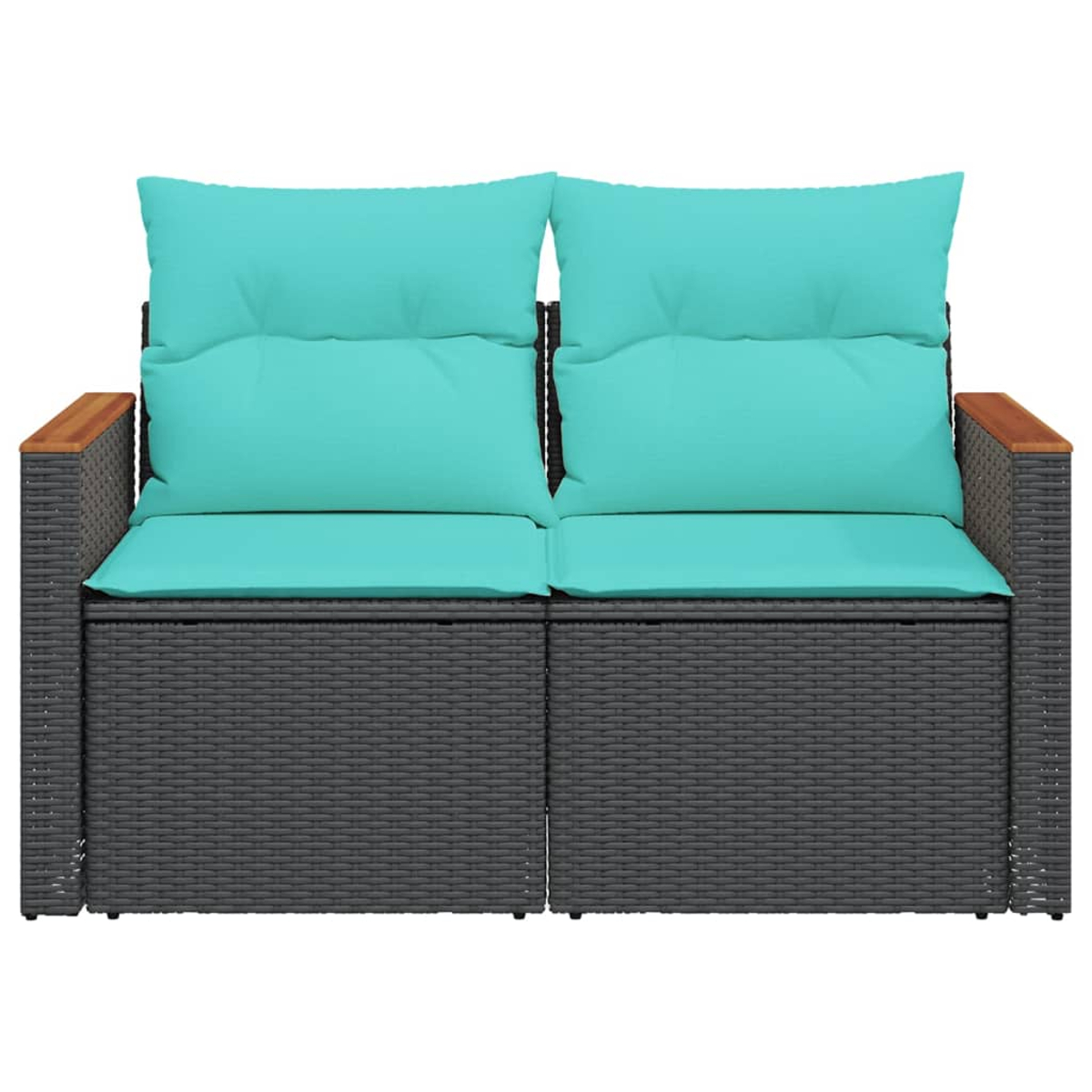 Nahaufnahme eines Zweisitzer-Wicker-Sofas mit tealfarbenen Kissen und Holzarmlehnen.