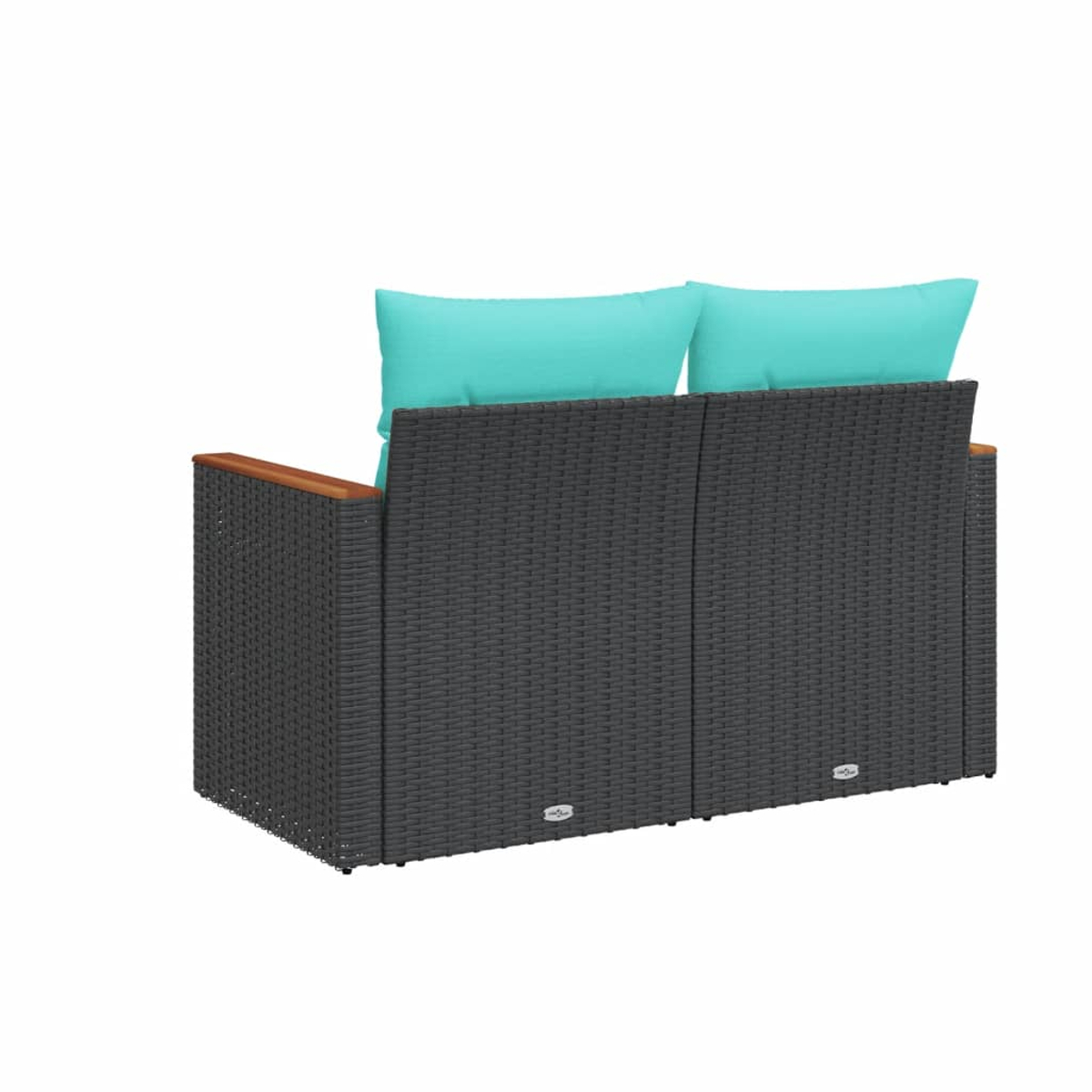 Rückseite eines grauen Rattansofas mit türkisfarbenen Kissen und Holzarmlehnen. Der Sofa steht vor weißem Hintergrund.