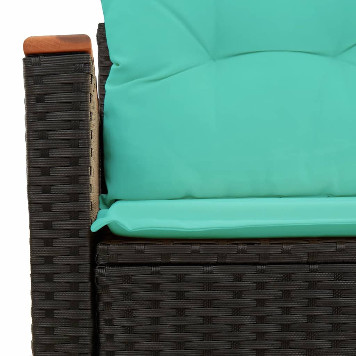 Nahaufnahme der Armlehne eines Wicker-Sofas. Es hat eine Holzarmlehne und ein tealfarbenes Kissen.