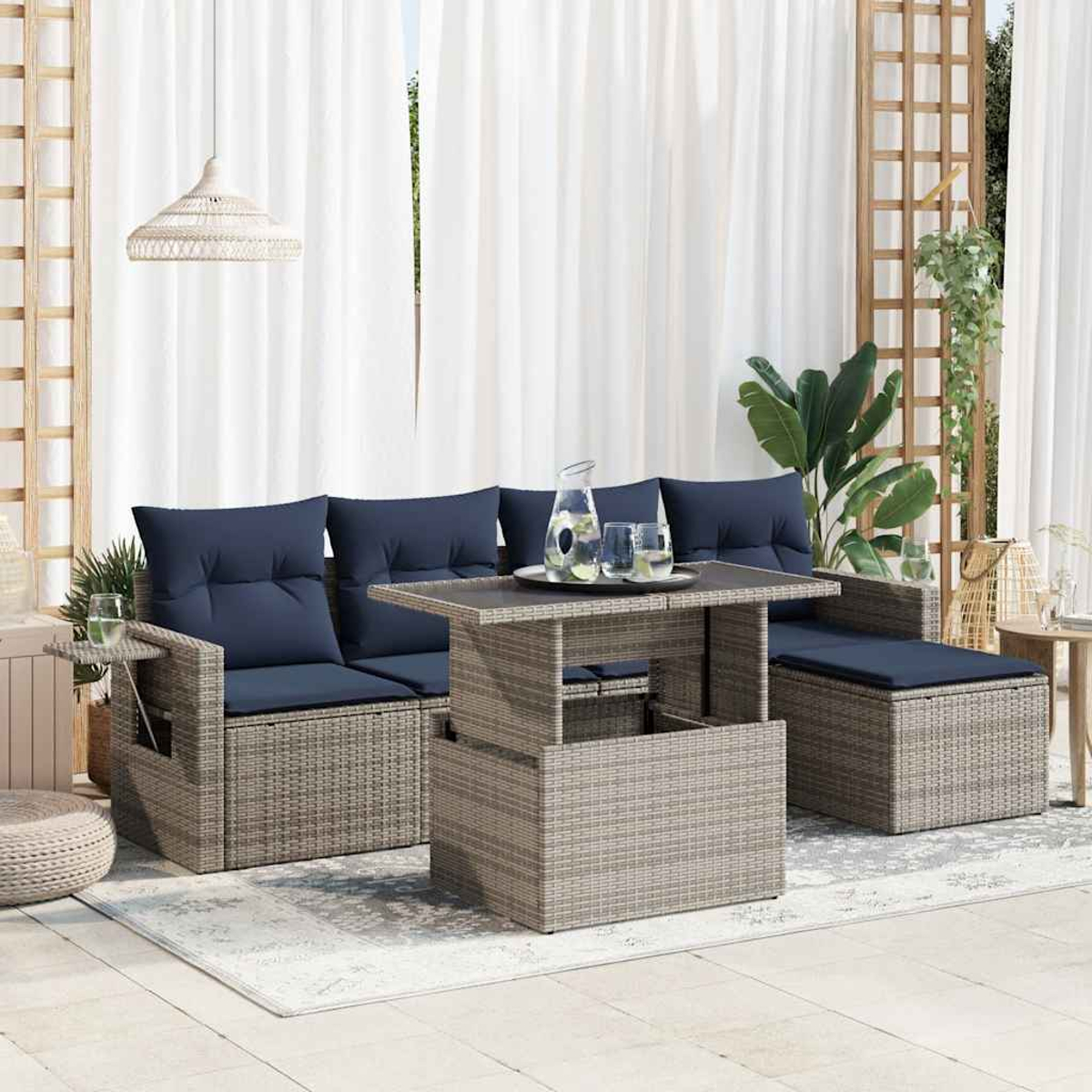 Outdoor-Korbmöbelset mit Hebetisch, Gläsern und Getränken. Terrasse.