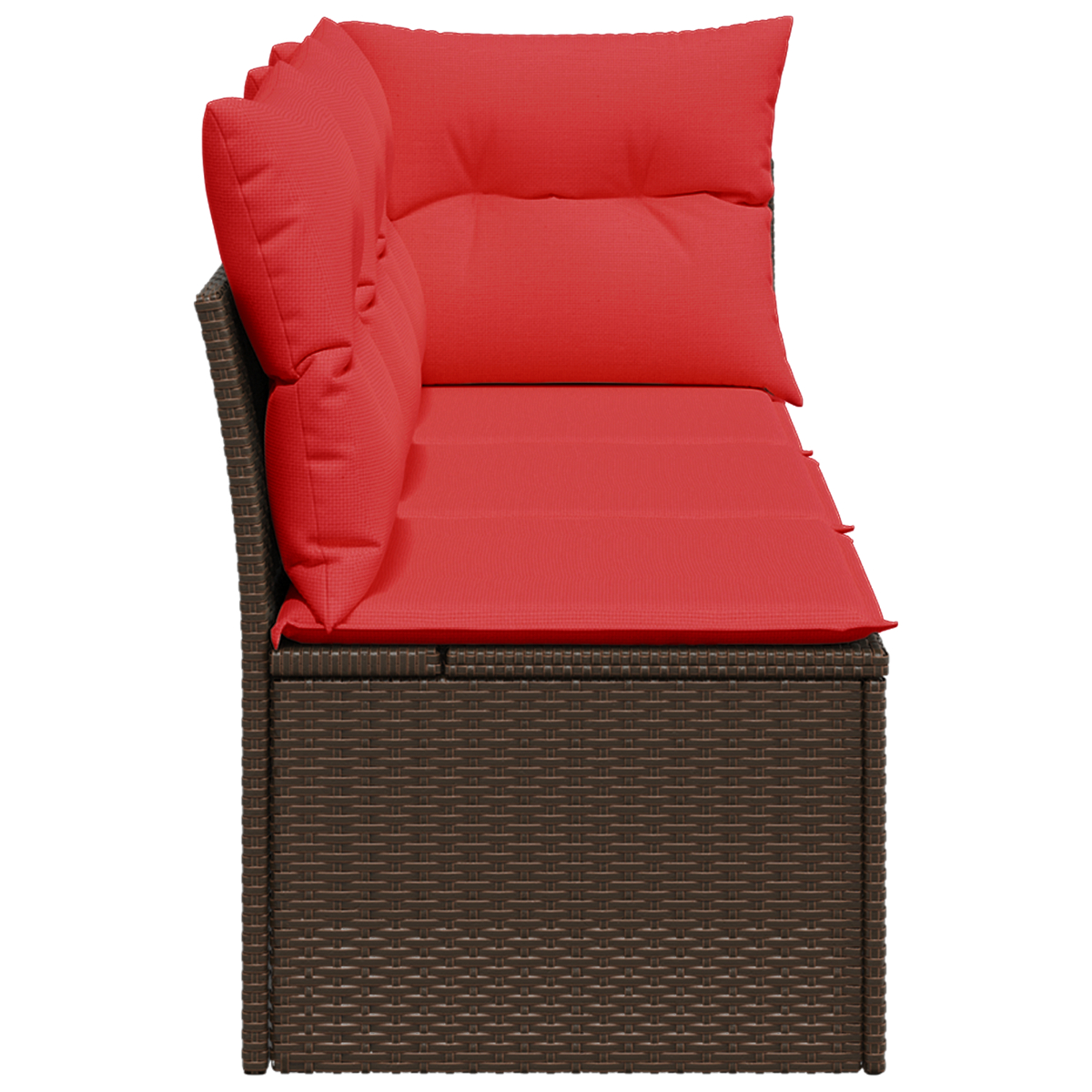 Seitenansicht eines braunen Rattan-Ecksofas mit roten Kissen. Zeigt die gewebte Textur und Kissendetails.