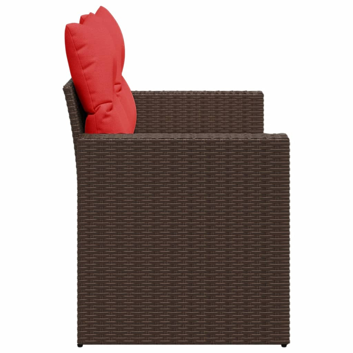 Seitenansicht eines braunen Rattan-Stuhls mit rotem Kissen. Zeigt deutlich die gewebte Textur.