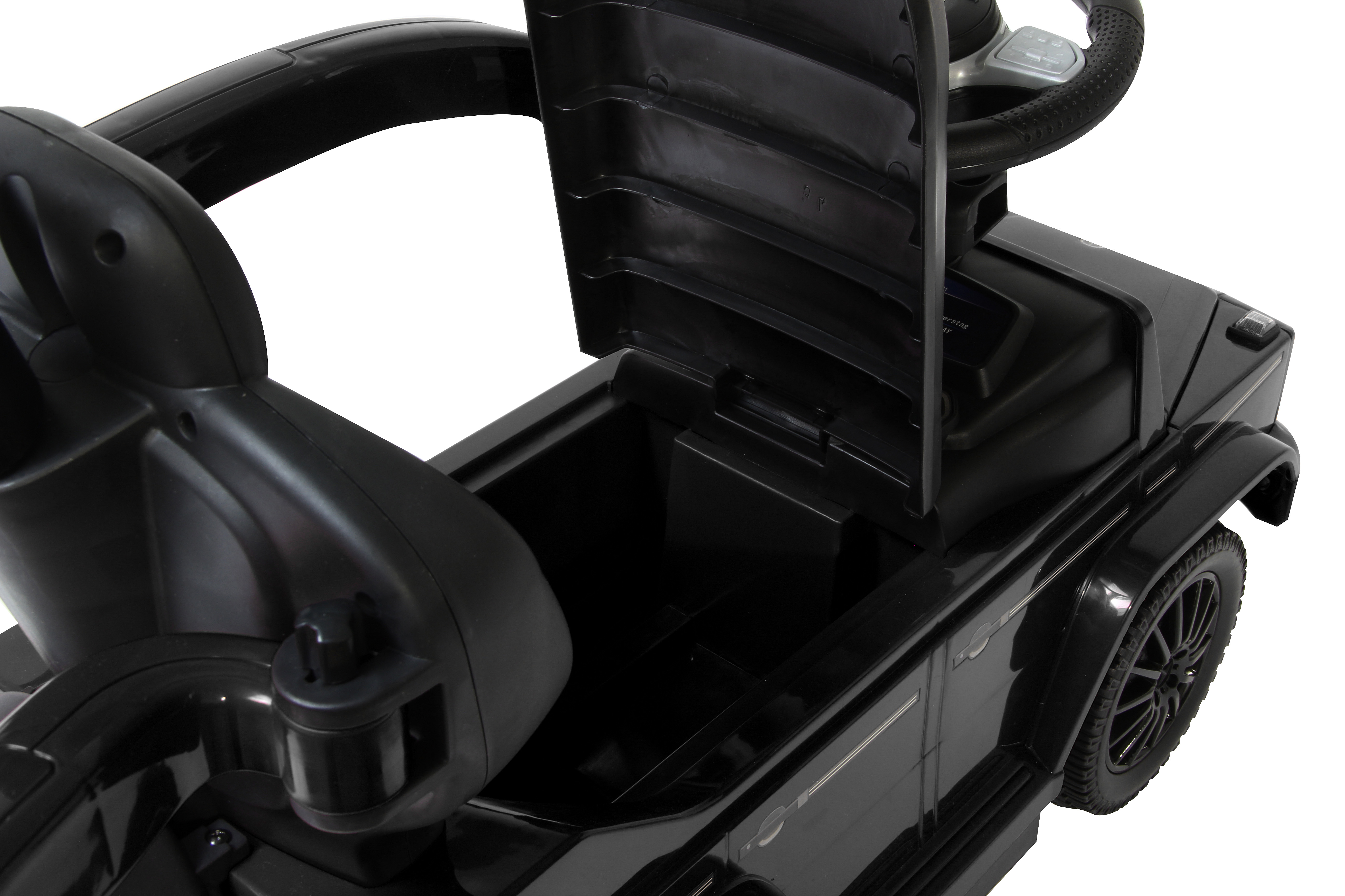 Schwarzes Spielzeugauto mit offenem Fach. Lenkrad ist sichtbar. Weißer Hintergrund.