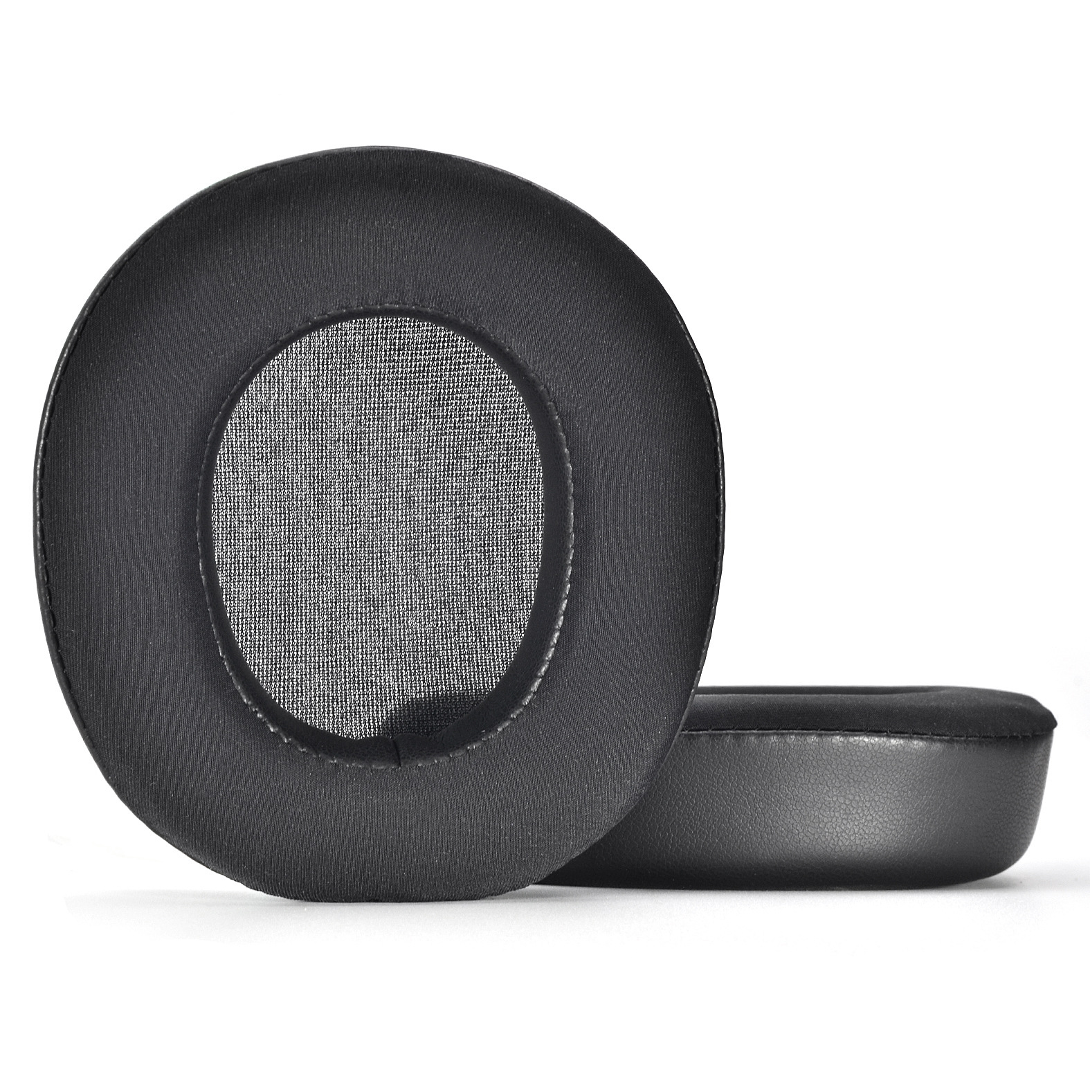 Due cuscinetti auricolari neri con centri perforati, che mostrano l'interno dei cuscinetti. Sfondo bianco.