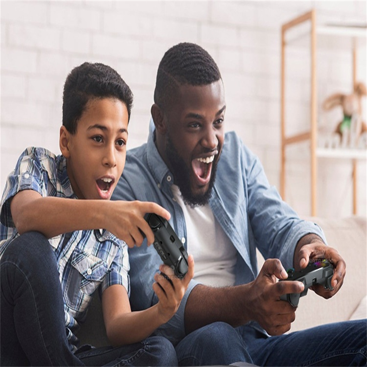 Ein Vater und sein Sohn spielen gemeinsam ein Videospiel, beide halten Controller und lächeln aufgeregt.