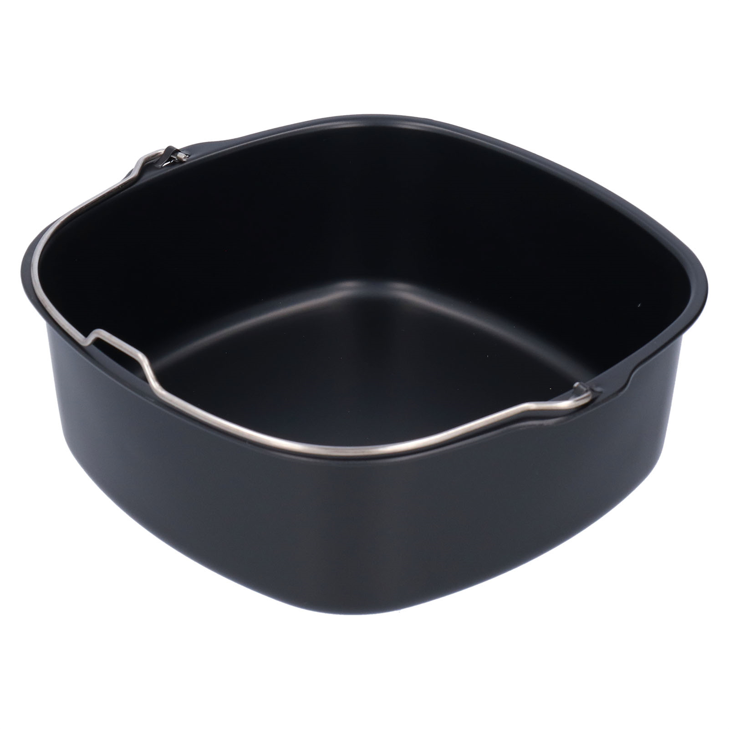 Ein schwarzer Airfryer-Korb mit silbernem Griff. Er ist leer und vor weißem Hintergrund platziert.