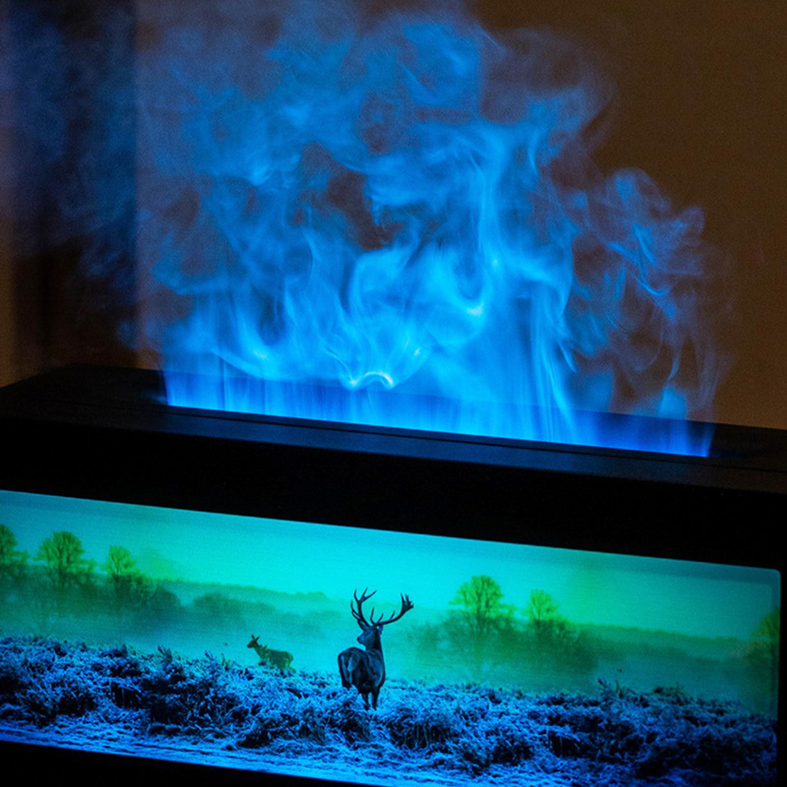 Ein Luftbefeuchter mit blauen Flammen und einer Hirschszene. Der Hintergrund ist verschwommen.