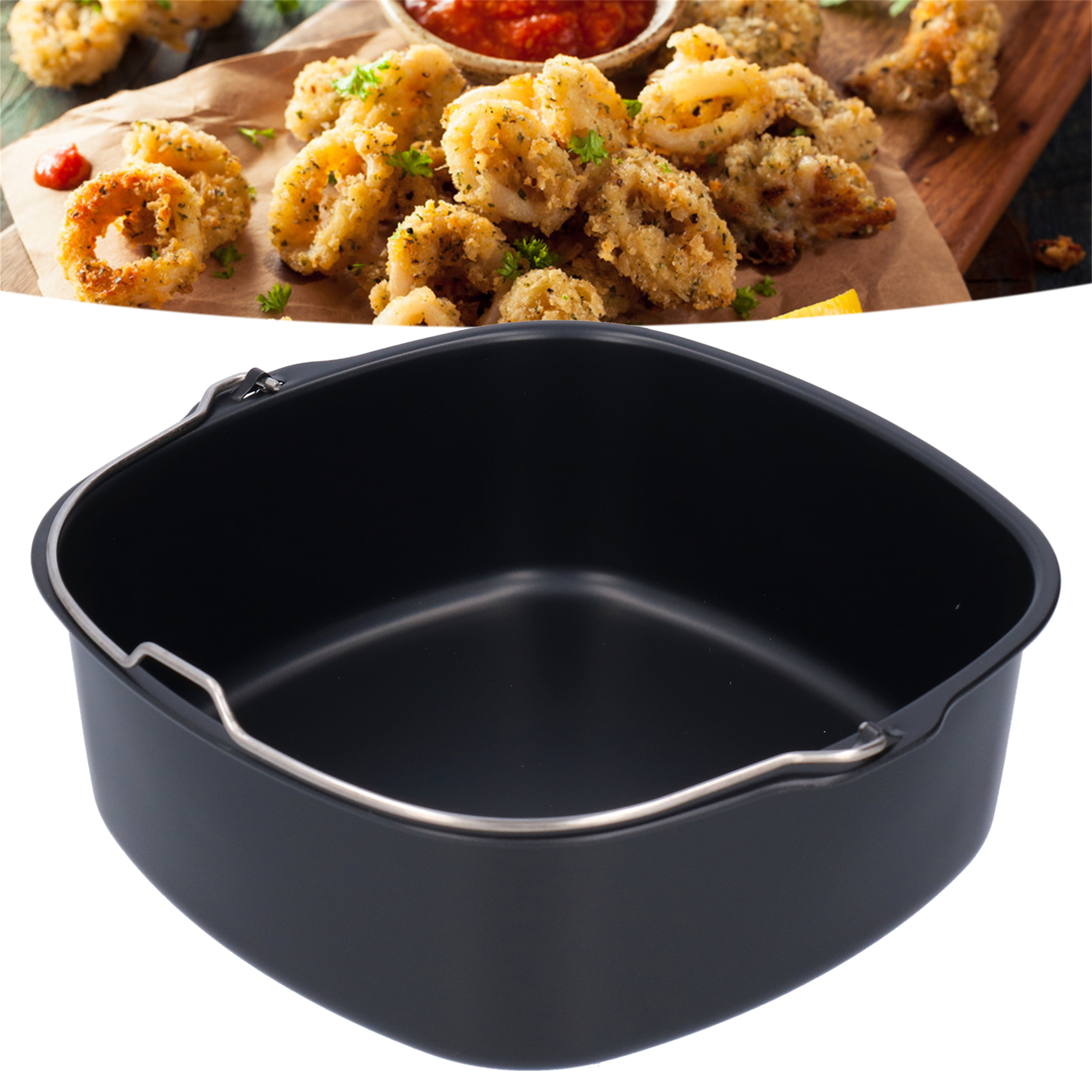 Ein schwarzer Airfryer-Korb mit frittierten Speisen und Tomatensauce, auf weißem Hintergrund.