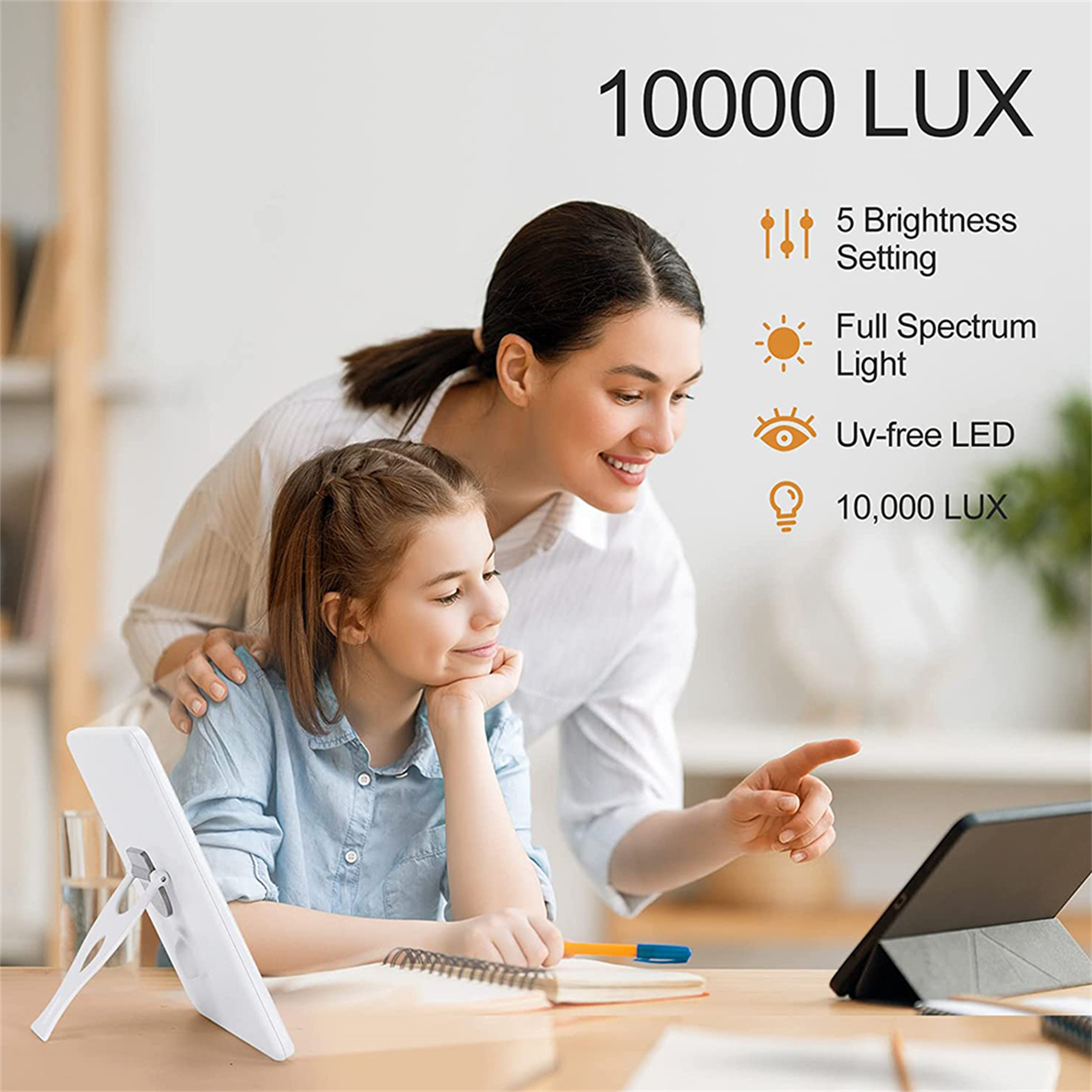 Eine Frau und ein Kind mit Licht. Text zeigt 10.000 LUX, volles Spektrum und UV-freie LED an.