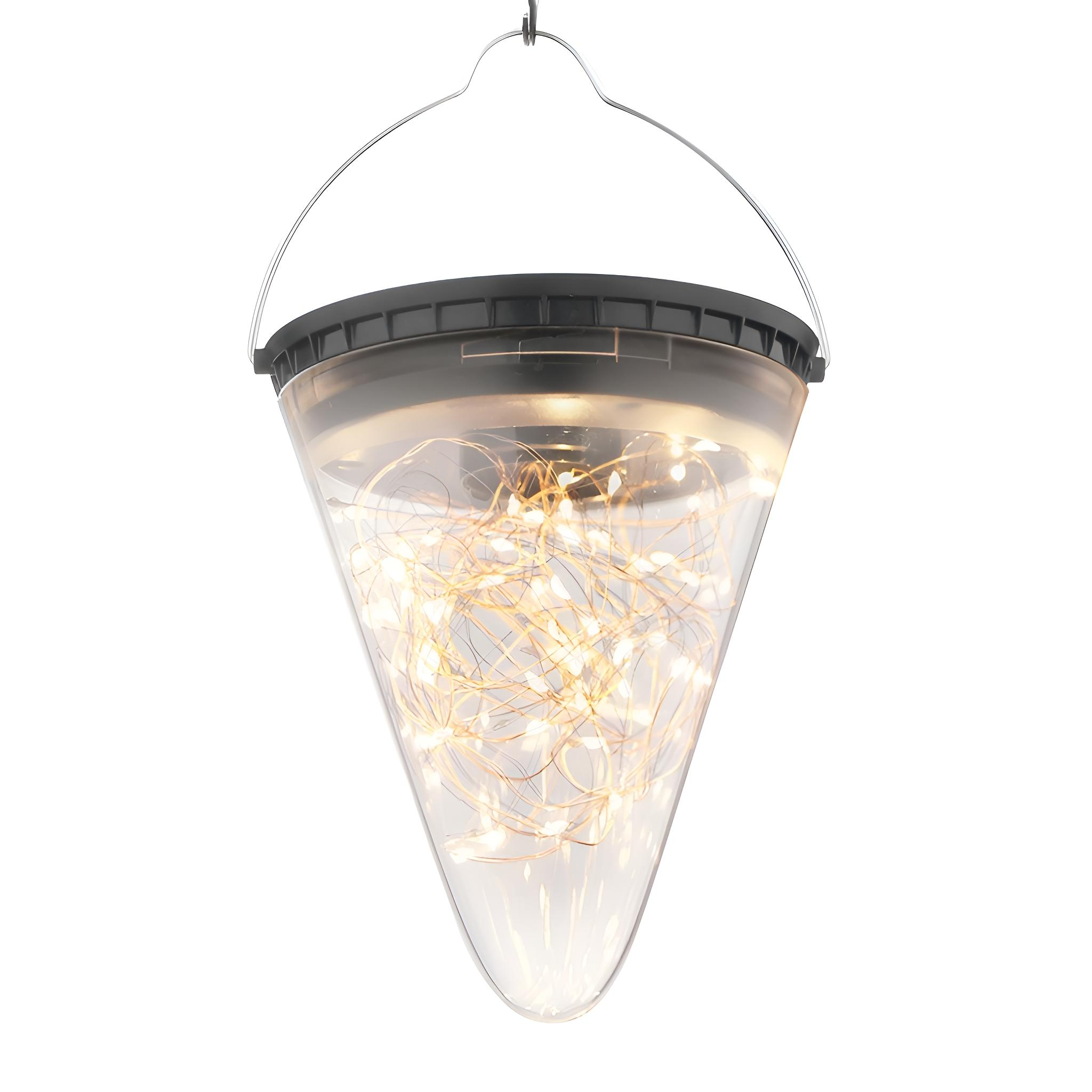 Ein transparenter kegelförmiger Solarlicht mit Lichterketten im Inneren, hängend an einem Griff.
