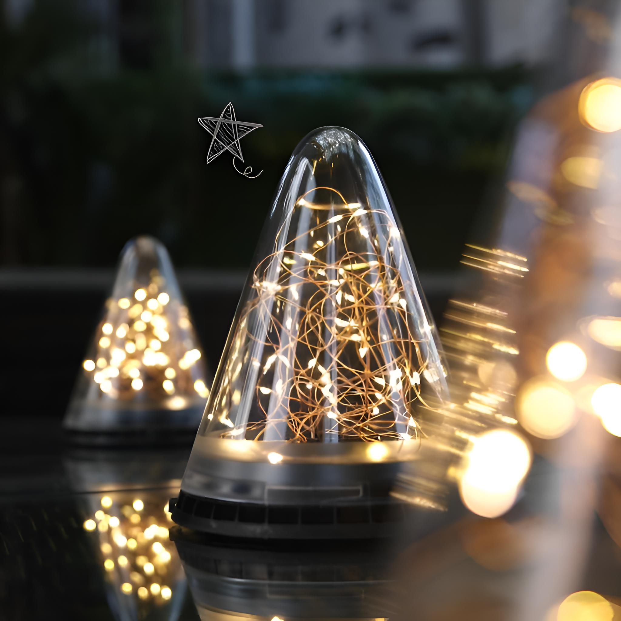 Zwei kegelförmige Lichter mit Lichterketten. Ein Stern ist im Hintergrund gezeichnet. Die Lichter sind an.