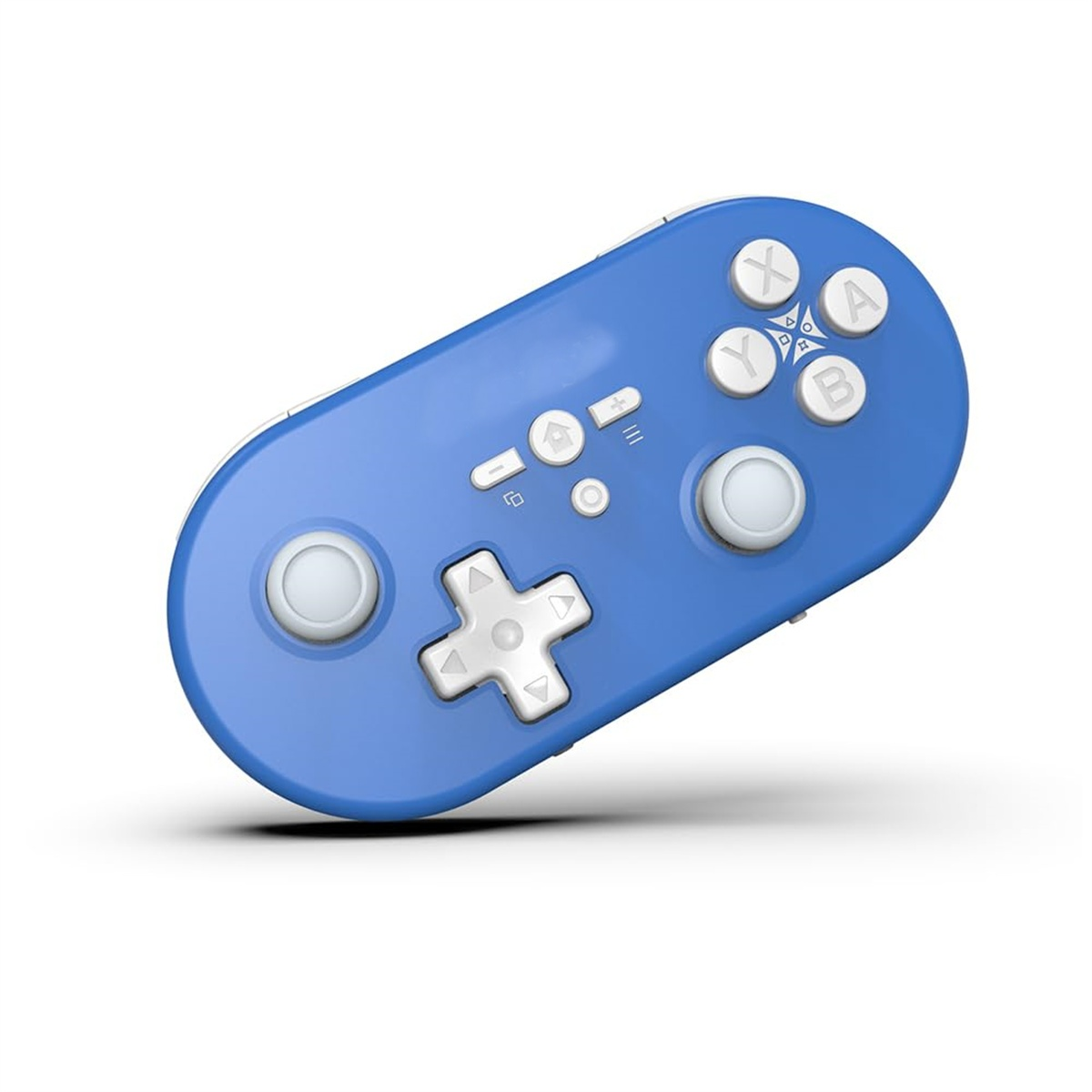 Ein blauer Gamecontroller mit weißen Knöpfen auf weißem Hintergrund. Es hat eine ovale Form.