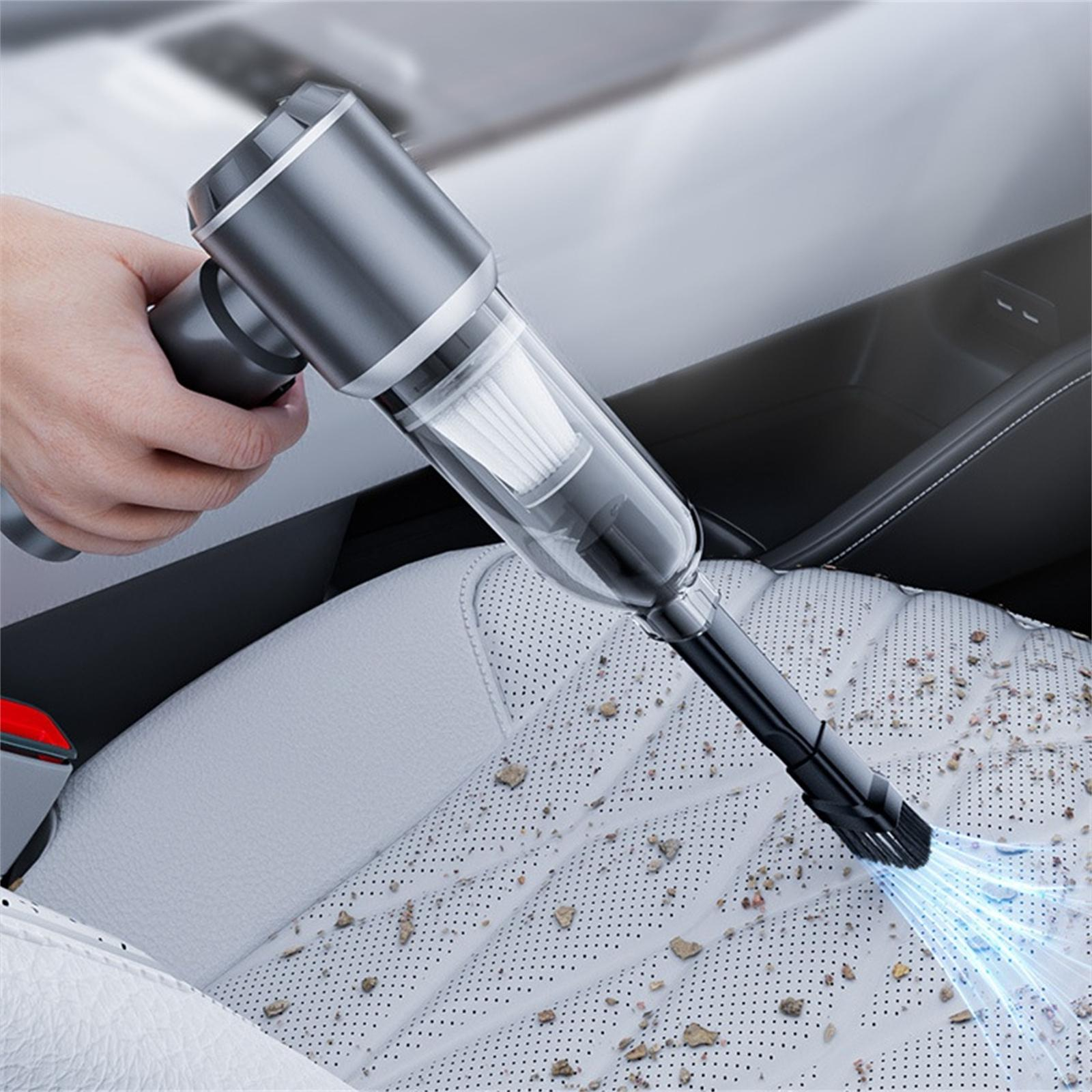 Staubsauger reinigt einen Autositz. Schmutz wird aufgesaugt. Der Sauger ist dunkelgrau.