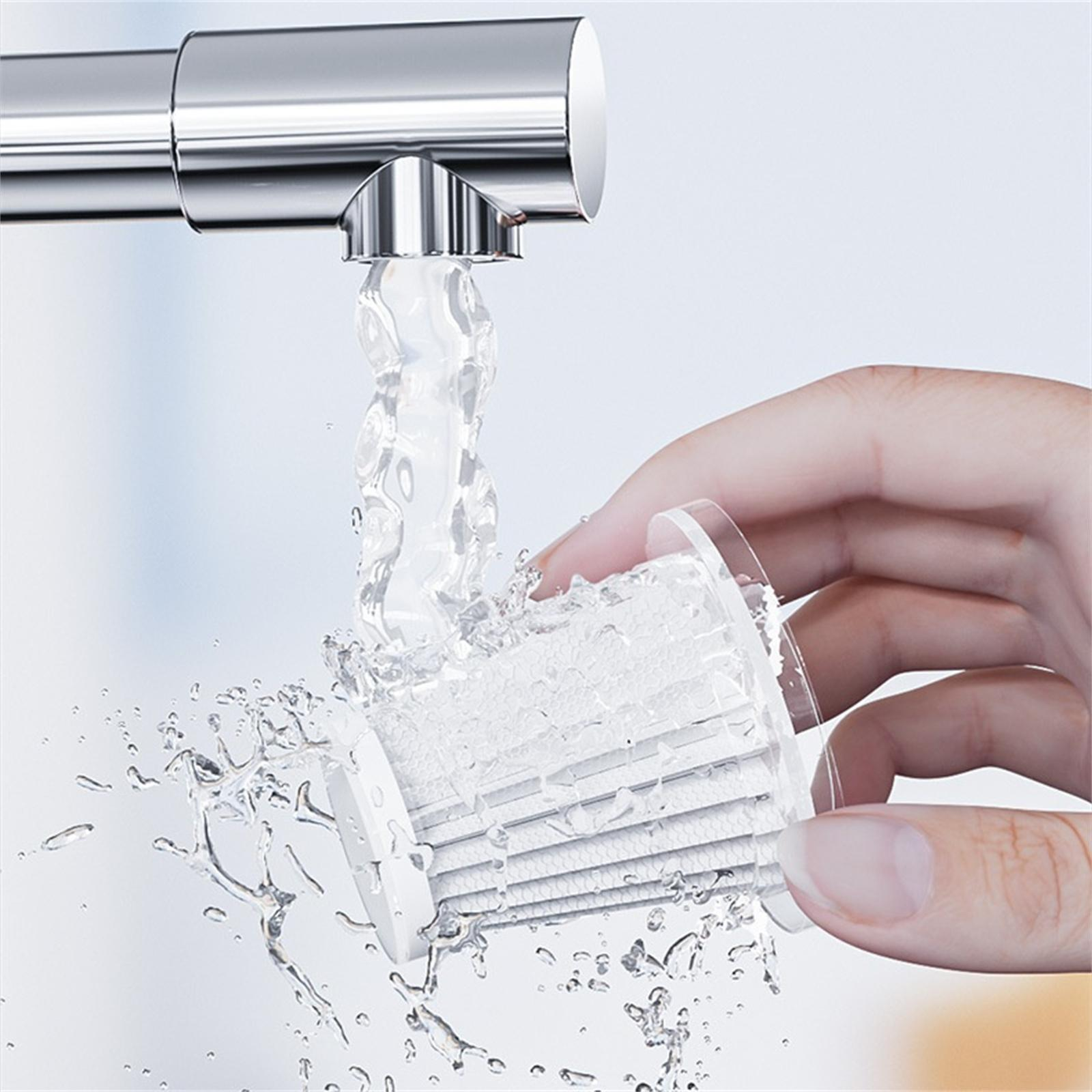 Eine Hand hält einen Filter unter fließendem Wasser und spült ihn ab. Der Filter ist weiß und zylindrisch.